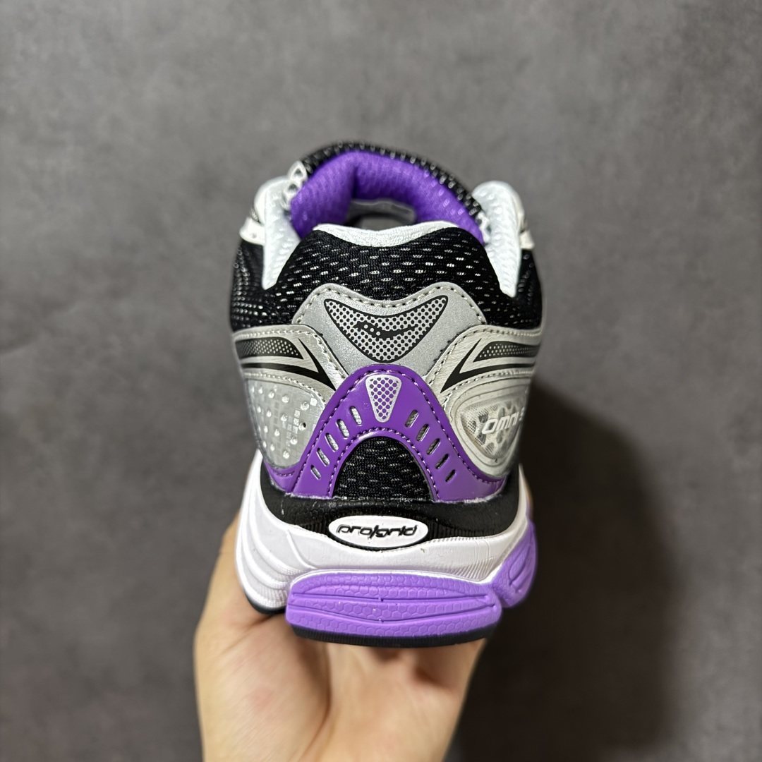 图片[4]-【公司级】SauconyPROGRID OMNI 9👟 索康尼的「Omni全擎」系列复古休闲减震跑步鞋情侣舒适怀旧厚底增高老爹运动鞋 这款鞋以其简约而不简单的设计，成为了复古风潮中的一抹亮色。鞋款采用网布、皮革以及大面积的TPU网纱材质，搭配热烈的颜色组合，非常适合秋冬季穿着。细节处的天蓝色点缀，为整鞋增添了一抹亮色。📏 鞋楦适中，适合大部分人的通勤穿搭。亲测尺码不偏，喜欢宽松脚感的建议选择大半码。🌈 这款复古风格的跑鞋，不仅传承了经典的稳定系跑鞋设计，还融入了现代时尚元素，无论是日常穿搭还是运动穿着，都是不错的选择。 货号：S70739-10 尺码： 40-45-选品中心