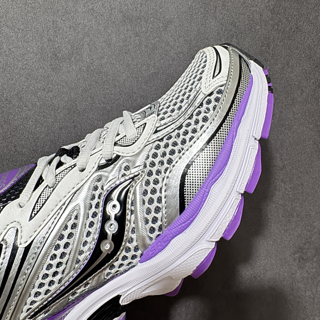 图片[8]-【公司级】SauconyPROGRID OMNI 9👟 索康尼的「Omni全擎」系列复古休闲减震跑步鞋情侣舒适怀旧厚底增高老爹运动鞋 这款鞋以其简约而不简单的设计，成为了复古风潮中的一抹亮色。鞋款采用网布、皮革以及大面积的TPU网纱材质，搭配热烈的颜色组合，非常适合秋冬季穿着。细节处的天蓝色点缀，为整鞋增添了一抹亮色。📏 鞋楦适中，适合大部分人的通勤穿搭。亲测尺码不偏，喜欢宽松脚感的建议选择大半码。🌈 这款复古风格的跑鞋，不仅传承了经典的稳定系跑鞋设计，还融入了现代时尚元素，无论是日常穿搭还是运动穿着，都是不错的选择。 货号：S70739-10 尺码： 40-45-选品中心