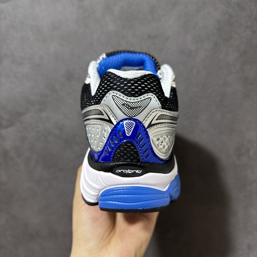 图片[4]-【公司级】SauconyPROGRID OMNI 9👟 索康尼的「Omni全擎」系列复古休闲减震跑步鞋情侣舒适怀旧厚底增高老爹运动鞋 这款鞋以其简约而不简单的设计，成为了复古风潮中的一抹亮色。鞋款采用网布、皮革以及大面积的TPU网纱材质，搭配热烈的颜色组合，非常适合秋冬季穿着。细节处的天蓝色点缀，为整鞋增添了一抹亮色。📏 鞋楦适中，适合大部分人的通勤穿搭。亲测尺码不偏，喜欢宽松脚感的建议选择大半码。🌈 这款复古风格的跑鞋，不仅传承了经典的稳定系跑鞋设计，还融入了现代时尚元素，无论是日常穿搭还是运动穿着，都是不错的选择。 货号：S70739-2 尺码： 40-45-选品中心