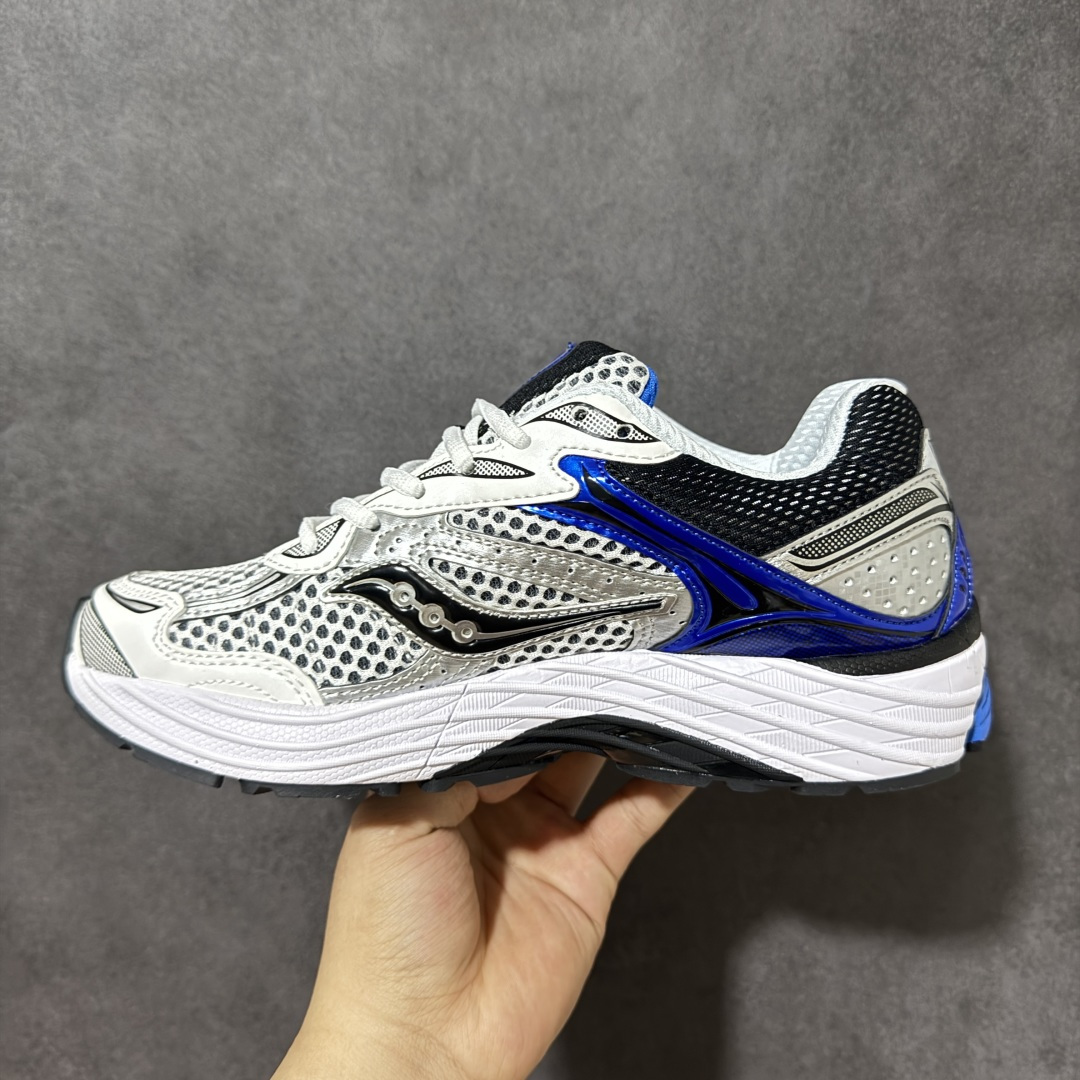 图片[2]-【公司级】SauconyPROGRID OMNI 9👟 索康尼的「Omni全擎」系列复古休闲减震跑步鞋情侣舒适怀旧厚底增高老爹运动鞋 这款鞋以其简约而不简单的设计，成为了复古风潮中的一抹亮色。鞋款采用网布、皮革以及大面积的TPU网纱材质，搭配热烈的颜色组合，非常适合秋冬季穿着。细节处的天蓝色点缀，为整鞋增添了一抹亮色。📏 鞋楦适中，适合大部分人的通勤穿搭。亲测尺码不偏，喜欢宽松脚感的建议选择大半码。🌈 这款复古风格的跑鞋，不仅传承了经典的稳定系跑鞋设计，还融入了现代时尚元素，无论是日常穿搭还是运动穿着，都是不错的选择。 货号：S70739-2 尺码： 40-45-选品中心
