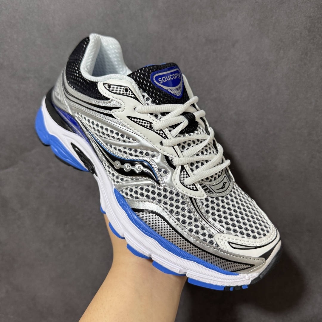 图片[3]-【公司级】SauconyPROGRID OMNI 9👟 索康尼的「Omni全擎」系列复古休闲减震跑步鞋情侣舒适怀旧厚底增高老爹运动鞋 这款鞋以其简约而不简单的设计，成为了复古风潮中的一抹亮色。鞋款采用网布、皮革以及大面积的TPU网纱材质，搭配热烈的颜色组合，非常适合秋冬季穿着。细节处的天蓝色点缀，为整鞋增添了一抹亮色。📏 鞋楦适中，适合大部分人的通勤穿搭。亲测尺码不偏，喜欢宽松脚感的建议选择大半码。🌈 这款复古风格的跑鞋，不仅传承了经典的稳定系跑鞋设计，还融入了现代时尚元素，无论是日常穿搭还是运动穿着，都是不错的选择。 货号：S70739-2 尺码： 40-45-选品中心