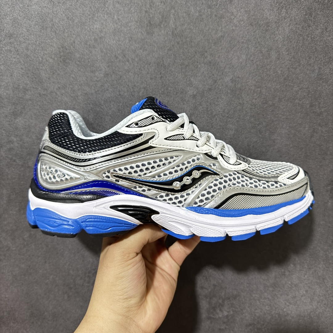 【公司级】SauconyPROGRID OMNI 9👟 索康尼的「Omni全擎」系列复古休闲减震跑步鞋情侣舒适怀旧厚底增高老爹运动鞋 这款鞋以其简约而不简单的设计，成为了复古风潮中的一抹亮色。鞋款采用网布、皮革以及大面积的TPU网纱材质，搭配热烈的颜色组合，非常适合秋冬季穿着。细节处的天蓝色点缀，为整鞋增添了一抹亮色。📏 鞋楦适中，适合大部分人的通勤穿搭。亲测尺码不偏，喜欢宽松脚感的建议选择大半码。🌈 这款复古风格的跑鞋，不仅传承了经典的稳定系跑鞋设计，还融入了现代时尚元素，无论是日常穿搭还是运动穿着，都是不错的选择。 货号：S70739-2 尺码： 40-45-选品中心