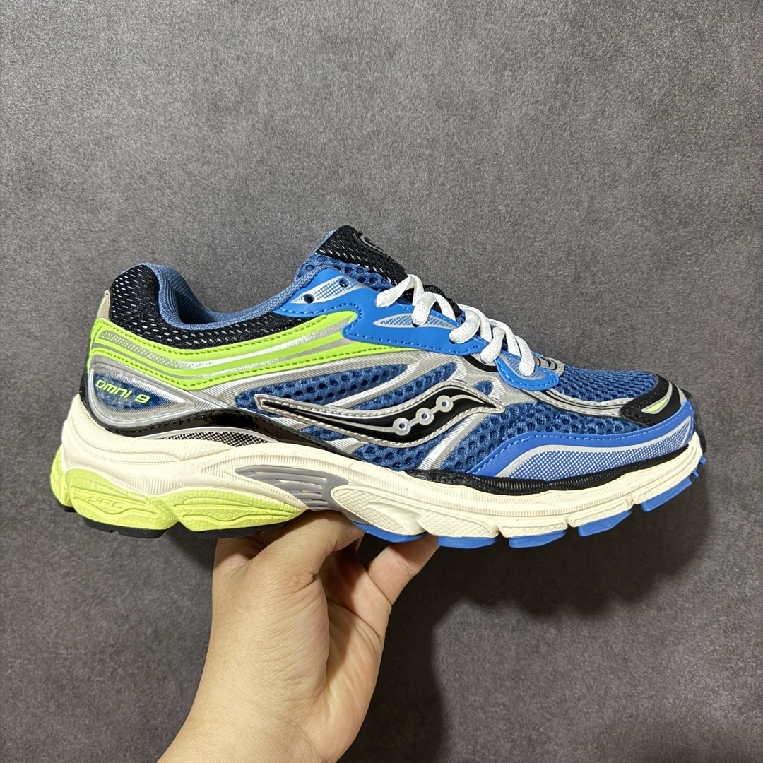 【公司级】SauconyPROGRID OMNI 9👟 索康尼的「Omni全擎」系列复古休闲减震跑步鞋情侣舒适怀旧厚底增高老爹运动鞋 这款鞋以其简约而不简单的设计，成为了复古风潮中的一抹亮色。鞋款采用网布、皮革以及大面积的TPU网纱材质，搭配热烈的颜色组合，非常适合秋冬季穿着。细节处的天蓝色点缀，为整鞋增添了一抹亮色。📏 鞋楦适中，适合大部分人的通勤穿搭。亲测尺码不偏，喜欢宽松脚感的建议选择大半码。🌈 这款复古风格的跑鞋，不仅传承了经典的稳定系跑鞋设计，还融入了现代时尚元素，无论是日常穿搭还是运动穿着，都是不错的选择。 货号：S70739-29 尺码： 40-45-选品中心