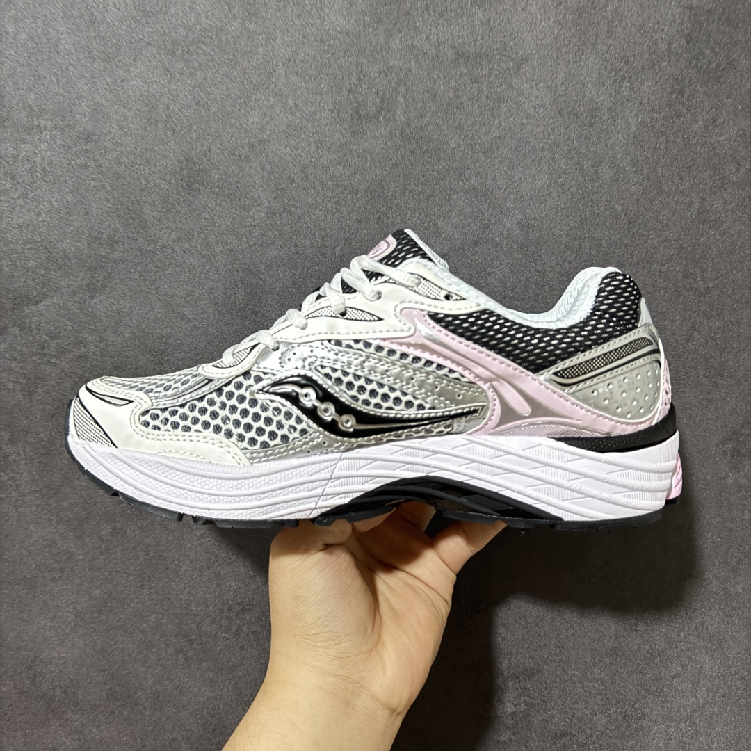 图片[2]-【公司级】SauconyPROGRID OMNI 9👟 索康尼的「Omni全擎」系列复古休闲减震跑步鞋情侣舒适怀旧厚底增高老爹运动鞋 这款鞋以其简约而不简单的设计，成为了复古风潮中的一抹亮色。鞋款采用网布、皮革以及大面积的TPU网纱材质，搭配热烈的颜色组合，非常适合秋冬季穿着。细节处的天蓝色点缀，为整鞋增添了一抹亮色。📏 鞋楦适中，适合大部分人的通勤穿搭。亲测尺码不偏，喜欢宽松脚感的建议选择大半码。🌈 这款复古风格的跑鞋，不仅传承了经典的稳定系跑鞋设计，还融入了现代时尚元素，无论是日常穿搭还是运动穿着，都是不错的选择。 货号：S70739-18 尺码： 40-45-选品中心