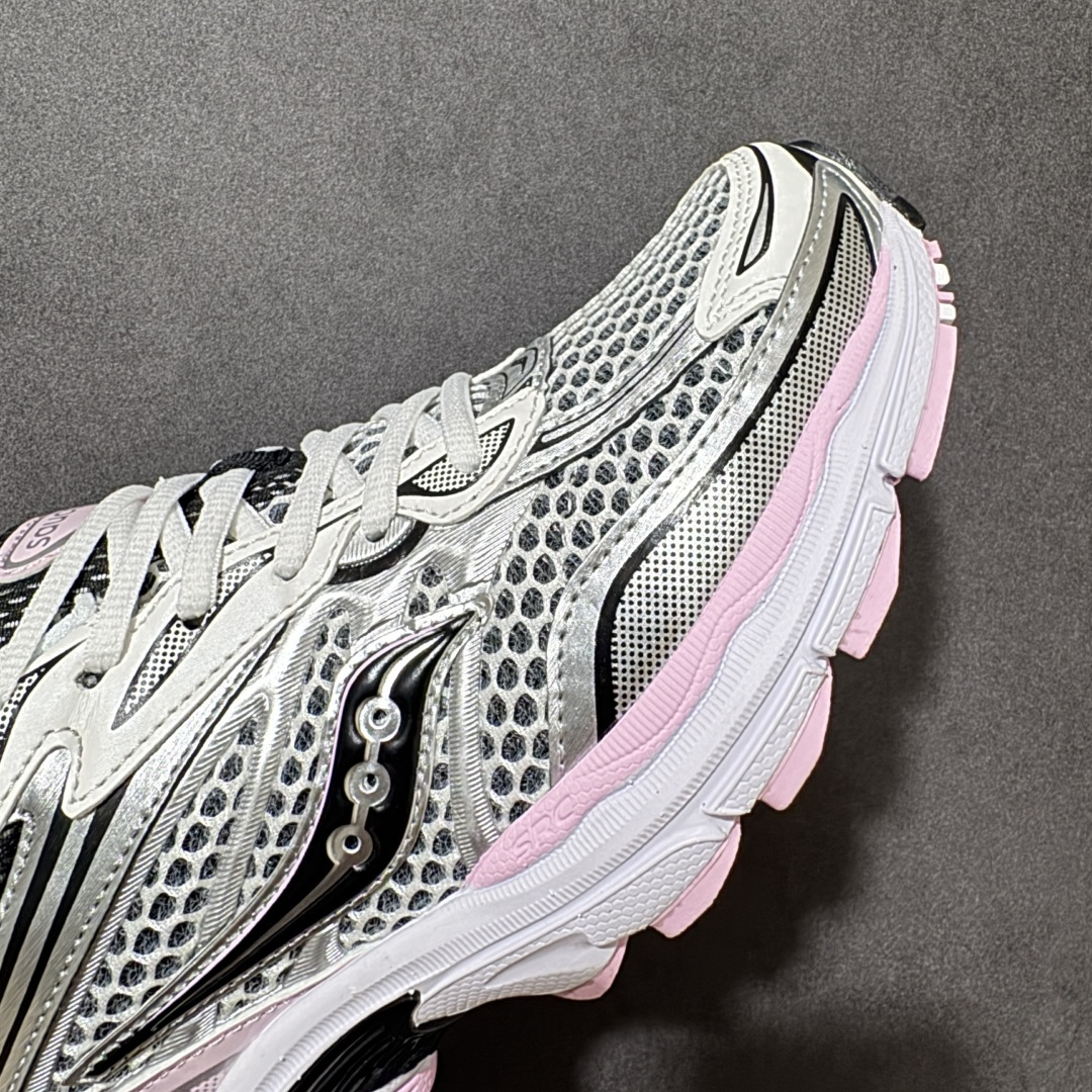 图片[8]-【公司级】SauconyPROGRID OMNI 9👟 索康尼的「Omni全擎」系列复古休闲减震跑步鞋情侣舒适怀旧厚底增高老爹运动鞋 这款鞋以其简约而不简单的设计，成为了复古风潮中的一抹亮色。鞋款采用网布、皮革以及大面积的TPU网纱材质，搭配热烈的颜色组合，非常适合秋冬季穿着。细节处的天蓝色点缀，为整鞋增添了一抹亮色。📏 鞋楦适中，适合大部分人的通勤穿搭。亲测尺码不偏，喜欢宽松脚感的建议选择大半码。🌈 这款复古风格的跑鞋，不仅传承了经典的稳定系跑鞋设计，还融入了现代时尚元素，无论是日常穿搭还是运动穿着，都是不错的选择。 货号：S70739-18 尺码： 40-45-选品中心