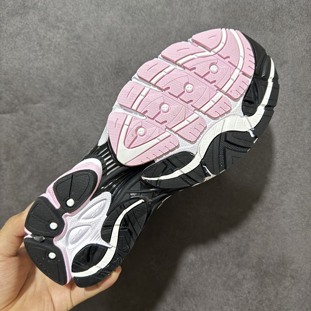 图片[9]-【公司级】SauconyPROGRID OMNI 9👟 索康尼的「Omni全擎」系列复古休闲减震跑步鞋情侣舒适怀旧厚底增高老爹运动鞋 这款鞋以其简约而不简单的设计，成为了复古风潮中的一抹亮色。鞋款采用网布、皮革以及大面积的TPU网纱材质，搭配热烈的颜色组合，非常适合秋冬季穿着。细节处的天蓝色点缀，为整鞋增添了一抹亮色。📏 鞋楦适中，适合大部分人的通勤穿搭。亲测尺码不偏，喜欢宽松脚感的建议选择大半码。🌈 这款复古风格的跑鞋，不仅传承了经典的稳定系跑鞋设计，还融入了现代时尚元素，无论是日常穿搭还是运动穿着，都是不错的选择。 货号：S70739-18 尺码： 40-45-选品中心