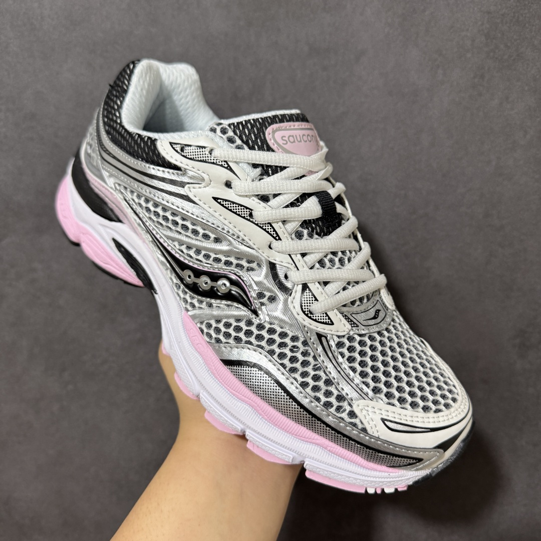 图片[3]-【公司级】SauconyPROGRID OMNI 9👟 索康尼的「Omni全擎」系列复古休闲减震跑步鞋情侣舒适怀旧厚底增高老爹运动鞋 这款鞋以其简约而不简单的设计，成为了复古风潮中的一抹亮色。鞋款采用网布、皮革以及大面积的TPU网纱材质，搭配热烈的颜色组合，非常适合秋冬季穿着。细节处的天蓝色点缀，为整鞋增添了一抹亮色。📏 鞋楦适中，适合大部分人的通勤穿搭。亲测尺码不偏，喜欢宽松脚感的建议选择大半码。🌈 这款复古风格的跑鞋，不仅传承了经典的稳定系跑鞋设计，还融入了现代时尚元素，无论是日常穿搭还是运动穿着，都是不错的选择。 货号：S70739-18 尺码： 40-45-选品中心