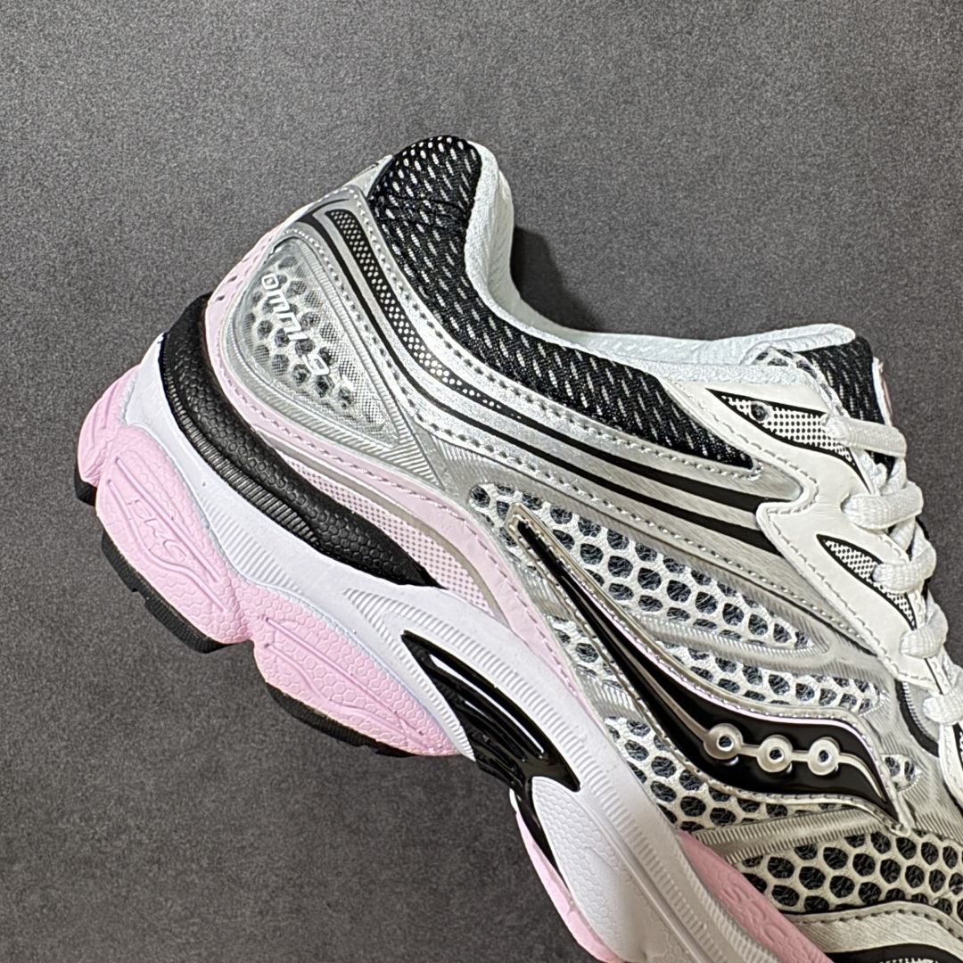图片[7]-【公司级】SauconyPROGRID OMNI 9👟 索康尼的「Omni全擎」系列复古休闲减震跑步鞋情侣舒适怀旧厚底增高老爹运动鞋 这款鞋以其简约而不简单的设计，成为了复古风潮中的一抹亮色。鞋款采用网布、皮革以及大面积的TPU网纱材质，搭配热烈的颜色组合，非常适合秋冬季穿着。细节处的天蓝色点缀，为整鞋增添了一抹亮色。📏 鞋楦适中，适合大部分人的通勤穿搭。亲测尺码不偏，喜欢宽松脚感的建议选择大半码。🌈 这款复古风格的跑鞋，不仅传承了经典的稳定系跑鞋设计，还融入了现代时尚元素，无论是日常穿搭还是运动穿着，都是不错的选择。 货号：S70739-18 尺码： 40-45-选品中心