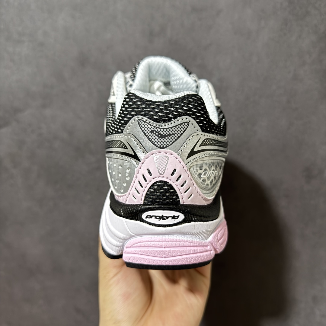 图片[4]-【公司级】SauconyPROGRID OMNI 9👟 索康尼的「Omni全擎」系列复古休闲减震跑步鞋情侣舒适怀旧厚底增高老爹运动鞋 这款鞋以其简约而不简单的设计，成为了复古风潮中的一抹亮色。鞋款采用网布、皮革以及大面积的TPU网纱材质，搭配热烈的颜色组合，非常适合秋冬季穿着。细节处的天蓝色点缀，为整鞋增添了一抹亮色。📏 鞋楦适中，适合大部分人的通勤穿搭。亲测尺码不偏，喜欢宽松脚感的建议选择大半码。🌈 这款复古风格的跑鞋，不仅传承了经典的稳定系跑鞋设计，还融入了现代时尚元素，无论是日常穿搭还是运动穿着，都是不错的选择。 货号：S70739-18 尺码： 40-45-选品中心