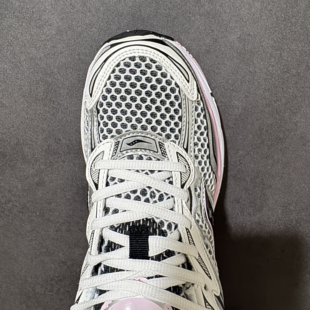图片[5]-【公司级】SauconyPROGRID OMNI 9👟 索康尼的「Omni全擎」系列复古休闲减震跑步鞋情侣舒适怀旧厚底增高老爹运动鞋 这款鞋以其简约而不简单的设计，成为了复古风潮中的一抹亮色。鞋款采用网布、皮革以及大面积的TPU网纱材质，搭配热烈的颜色组合，非常适合秋冬季穿着。细节处的天蓝色点缀，为整鞋增添了一抹亮色。📏 鞋楦适中，适合大部分人的通勤穿搭。亲测尺码不偏，喜欢宽松脚感的建议选择大半码。🌈 这款复古风格的跑鞋，不仅传承了经典的稳定系跑鞋设计，还融入了现代时尚元素，无论是日常穿搭还是运动穿着，都是不错的选择。 货号：S70739-18 尺码： 40-45-选品中心