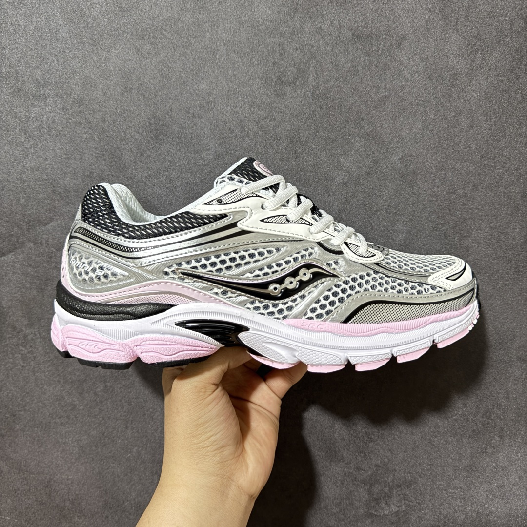 【公司级】SauconyPROGRID OMNI 9👟 索康尼的「Omni全擎」系列复古休闲减震跑步鞋情侣舒适怀旧厚底增高老爹运动鞋 这款鞋以其简约而不简单的设计，成为了复古风潮中的一抹亮色。鞋款采用网布、皮革以及大面积的TPU网纱材质，搭配热烈的颜色组合，非常适合秋冬季穿着。细节处的天蓝色点缀，为整鞋增添了一抹亮色。📏 鞋楦适中，适合大部分人的通勤穿搭。亲测尺码不偏，喜欢宽松脚感的建议选择大半码。🌈 这款复古风格的跑鞋，不仅传承了经典的稳定系跑鞋设计，还融入了现代时尚元素，无论是日常穿搭还是运动穿着，都是不错的选择。 货号：S70739-18 尺码： 40-45-选品中心