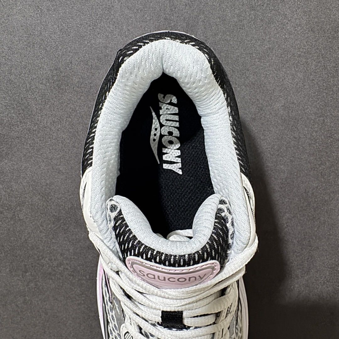 图片[6]-【公司级】SauconyPROGRID OMNI 9👟 索康尼的「Omni全擎」系列复古休闲减震跑步鞋情侣舒适怀旧厚底增高老爹运动鞋 这款鞋以其简约而不简单的设计，成为了复古风潮中的一抹亮色。鞋款采用网布、皮革以及大面积的TPU网纱材质，搭配热烈的颜色组合，非常适合秋冬季穿着。细节处的天蓝色点缀，为整鞋增添了一抹亮色。📏 鞋楦适中，适合大部分人的通勤穿搭。亲测尺码不偏，喜欢宽松脚感的建议选择大半码。🌈 这款复古风格的跑鞋，不仅传承了经典的稳定系跑鞋设计，还融入了现代时尚元素，无论是日常穿搭还是运动穿着，都是不错的选择。 货号：S70739-18 尺码： 40-45-选品中心