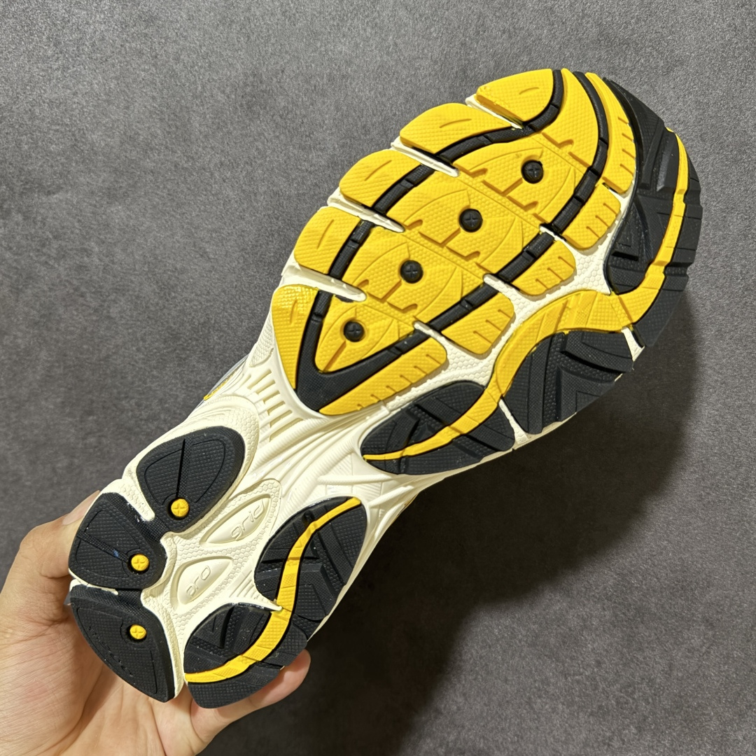 图片[9]-【公司级】SauconyPROGRID OMNI 9👟 索康尼的「Omni全擎」系列复古休闲减震跑步鞋情侣舒适怀旧厚底增高老爹运动鞋 这款鞋以其简约而不简单的设计，成为了复古风潮中的一抹亮色。鞋款采用网布、皮革以及大面积的TPU网纱材质，搭配热烈的颜色组合，非常适合秋冬季穿着。细节处的天蓝色点缀，为整鞋增添了一抹亮色。📏 鞋楦适中，适合大部分人的通勤穿搭。亲测尺码不偏，喜欢宽松脚感的建议选择大半码。🌈 这款复古风格的跑鞋，不仅传承了经典的稳定系跑鞋设计，还融入了现代时尚元素，无论是日常穿搭还是运动穿着，都是不错的选择。 货号：S70832-4 尺码： 40-45-选品中心
