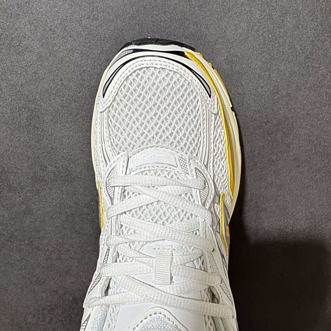 图片[5]-【公司级】SauconyPROGRID OMNI 9👟 索康尼的「Omni全擎」系列复古休闲减震跑步鞋情侣舒适怀旧厚底增高老爹运动鞋 这款鞋以其简约而不简单的设计，成为了复古风潮中的一抹亮色。鞋款采用网布、皮革以及大面积的TPU网纱材质，搭配热烈的颜色组合，非常适合秋冬季穿着。细节处的天蓝色点缀，为整鞋增添了一抹亮色。📏 鞋楦适中，适合大部分人的通勤穿搭。亲测尺码不偏，喜欢宽松脚感的建议选择大半码。🌈 这款复古风格的跑鞋，不仅传承了经典的稳定系跑鞋设计，还融入了现代时尚元素，无论是日常穿搭还是运动穿着，都是不错的选择。 货号：S70832-4 尺码： 40-45-选品中心