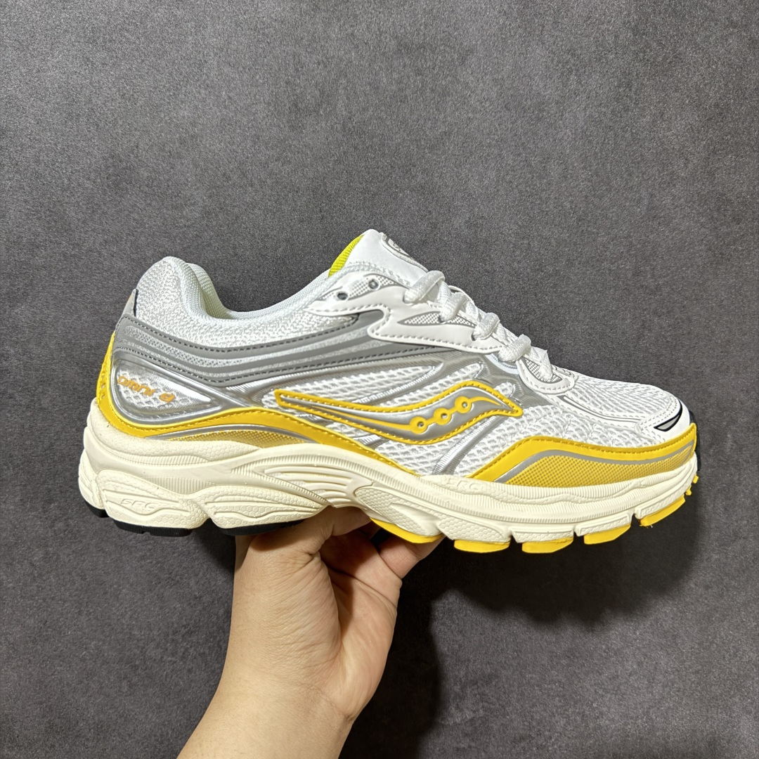 【公司级】SauconyPROGRID OMNI 9👟 索康尼的「Omni全擎」系列复古休闲减震跑步鞋情侣舒适怀旧厚底增高老爹运动鞋 这款鞋以其简约而不简单的设计，成为了复古风潮中的一抹亮色。鞋款采用网布、皮革以及大面积的TPU网纱材质，搭配热烈的颜色组合，非常适合秋冬季穿着。细节处的天蓝色点缀，为整鞋增添了一抹亮色。📏 鞋楦适中，适合大部分人的通勤穿搭。亲测尺码不偏，喜欢宽松脚感的建议选择大半码。🌈 这款复古风格的跑鞋，不仅传承了经典的稳定系跑鞋设计，还融入了现代时尚元素，无论是日常穿搭还是运动穿着，都是不错的选择。 货号：S70832-4 尺码： 40-45-选品中心