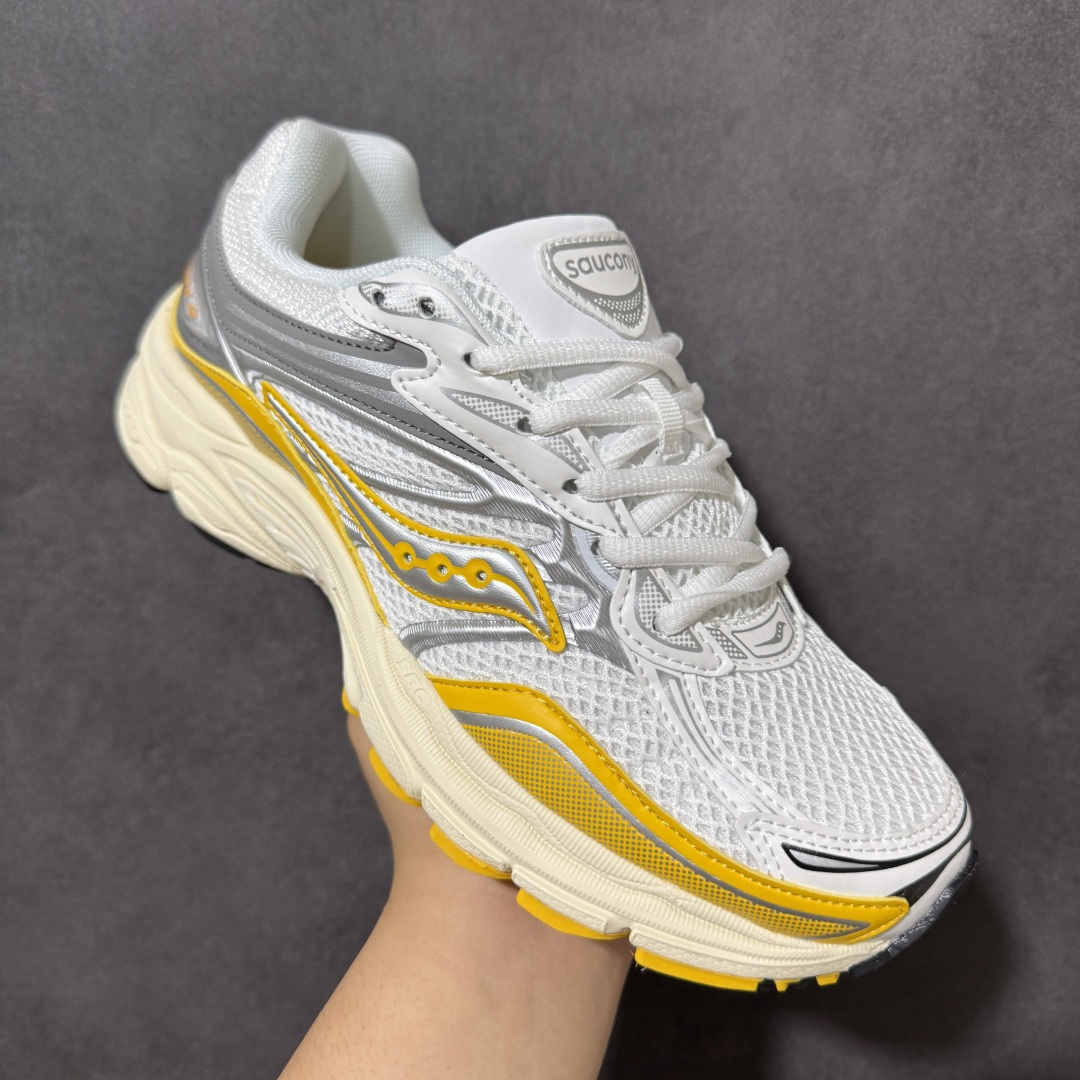 图片[3]-【公司级】SauconyPROGRID OMNI 9👟 索康尼的「Omni全擎」系列复古休闲减震跑步鞋情侣舒适怀旧厚底增高老爹运动鞋 这款鞋以其简约而不简单的设计，成为了复古风潮中的一抹亮色。鞋款采用网布、皮革以及大面积的TPU网纱材质，搭配热烈的颜色组合，非常适合秋冬季穿着。细节处的天蓝色点缀，为整鞋增添了一抹亮色。📏 鞋楦适中，适合大部分人的通勤穿搭。亲测尺码不偏，喜欢宽松脚感的建议选择大半码。🌈 这款复古风格的跑鞋，不仅传承了经典的稳定系跑鞋设计，还融入了现代时尚元素，无论是日常穿搭还是运动穿着，都是不错的选择。 货号：S70832-4 尺码： 40-45-选品中心