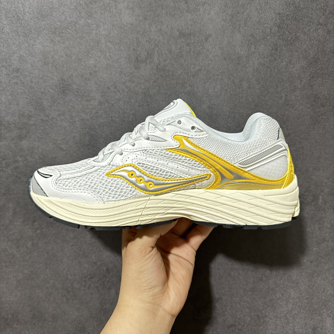 图片[2]-【公司级】SauconyPROGRID OMNI 9👟 索康尼的「Omni全擎」系列复古休闲减震跑步鞋情侣舒适怀旧厚底增高老爹运动鞋 这款鞋以其简约而不简单的设计，成为了复古风潮中的一抹亮色。鞋款采用网布、皮革以及大面积的TPU网纱材质，搭配热烈的颜色组合，非常适合秋冬季穿着。细节处的天蓝色点缀，为整鞋增添了一抹亮色。📏 鞋楦适中，适合大部分人的通勤穿搭。亲测尺码不偏，喜欢宽松脚感的建议选择大半码。🌈 这款复古风格的跑鞋，不仅传承了经典的稳定系跑鞋设计，还融入了现代时尚元素，无论是日常穿搭还是运动穿着，都是不错的选择。 货号：S70832-4 尺码： 40-45-选品中心