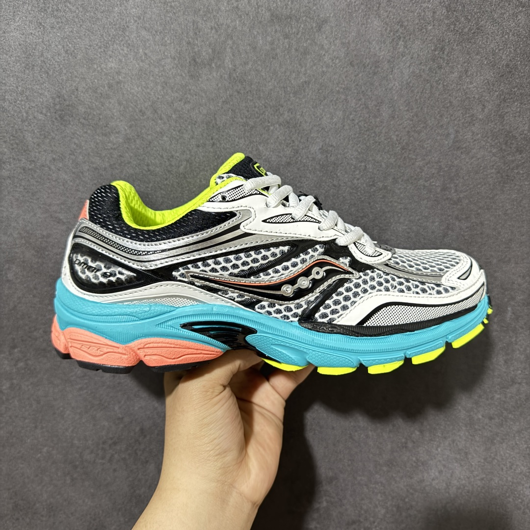 【公司级】SauconyPROGRID OMNI 9👟 索康尼的「Omni全擎」系列复古休闲减震跑步鞋情侣舒适怀旧厚底增高老爹运动鞋 这款鞋以其简约而不简单的设计，成为了复古风潮中的一抹亮色。鞋款采用网布、皮革以及大面积的TPU网纱材质，搭配热烈的颜色组合，非常适合秋冬季穿着。细节处的天蓝色点缀，为整鞋增添了一抹亮色。📏 鞋楦适中，适合大部分人的通勤穿搭。亲测尺码不偏，喜欢宽松脚感的建议选择大半码。🌈 这款复古风格的跑鞋，不仅传承了经典的稳定系跑鞋设计，还融入了现代时尚元素，无论是日常穿搭还是运动穿着，都是不错的选择。 货号：S70739-2 尺码： 40-45-选品中心