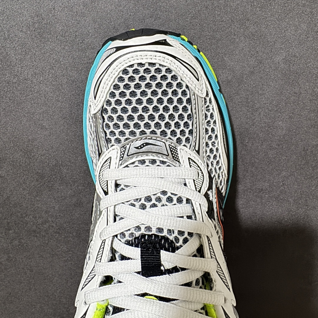 图片[5]-【公司级】SauconyPROGRID OMNI 9👟 索康尼的「Omni全擎」系列复古休闲减震跑步鞋情侣舒适怀旧厚底增高老爹运动鞋 这款鞋以其简约而不简单的设计，成为了复古风潮中的一抹亮色。鞋款采用网布、皮革以及大面积的TPU网纱材质，搭配热烈的颜色组合，非常适合秋冬季穿着。细节处的天蓝色点缀，为整鞋增添了一抹亮色。📏 鞋楦适中，适合大部分人的通勤穿搭。亲测尺码不偏，喜欢宽松脚感的建议选择大半码。🌈 这款复古风格的跑鞋，不仅传承了经典的稳定系跑鞋设计，还融入了现代时尚元素，无论是日常穿搭还是运动穿着，都是不错的选择。 货号：S70739-2 尺码： 40-45-选品中心