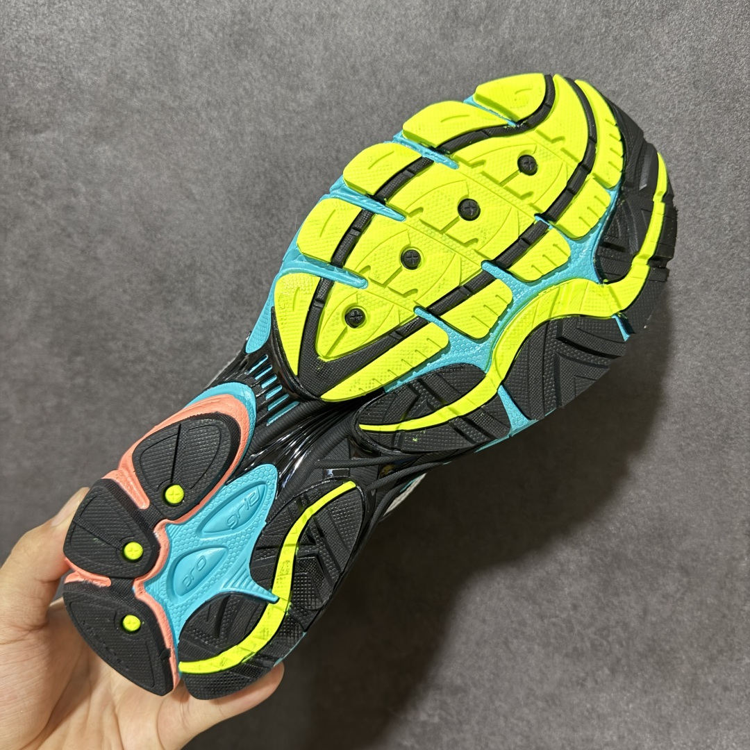 图片[9]-【公司级】SauconyPROGRID OMNI 9👟 索康尼的「Omni全擎」系列复古休闲减震跑步鞋情侣舒适怀旧厚底增高老爹运动鞋 这款鞋以其简约而不简单的设计，成为了复古风潮中的一抹亮色。鞋款采用网布、皮革以及大面积的TPU网纱材质，搭配热烈的颜色组合，非常适合秋冬季穿着。细节处的天蓝色点缀，为整鞋增添了一抹亮色。📏 鞋楦适中，适合大部分人的通勤穿搭。亲测尺码不偏，喜欢宽松脚感的建议选择大半码。🌈 这款复古风格的跑鞋，不仅传承了经典的稳定系跑鞋设计，还融入了现代时尚元素，无论是日常穿搭还是运动穿着，都是不错的选择。 货号：S70739-2 尺码： 40-45-选品中心