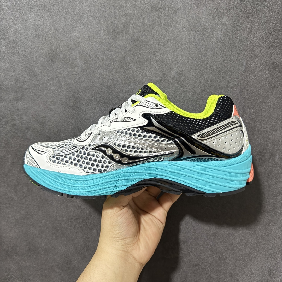 图片[2]-【公司级】SauconyPROGRID OMNI 9👟 索康尼的「Omni全擎」系列复古休闲减震跑步鞋情侣舒适怀旧厚底增高老爹运动鞋 这款鞋以其简约而不简单的设计，成为了复古风潮中的一抹亮色。鞋款采用网布、皮革以及大面积的TPU网纱材质，搭配热烈的颜色组合，非常适合秋冬季穿着。细节处的天蓝色点缀，为整鞋增添了一抹亮色。📏 鞋楦适中，适合大部分人的通勤穿搭。亲测尺码不偏，喜欢宽松脚感的建议选择大半码。🌈 这款复古风格的跑鞋，不仅传承了经典的稳定系跑鞋设计，还融入了现代时尚元素，无论是日常穿搭还是运动穿着，都是不错的选择。 货号：S70739-2 尺码： 40-45-选品中心