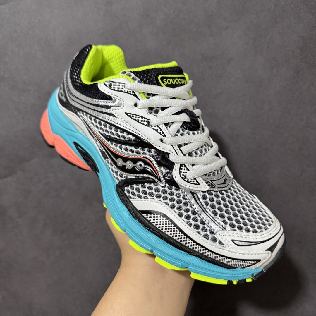 图片[3]-【公司级】SauconyPROGRID OMNI 9👟 索康尼的「Omni全擎」系列复古休闲减震跑步鞋情侣舒适怀旧厚底增高老爹运动鞋 这款鞋以其简约而不简单的设计，成为了复古风潮中的一抹亮色。鞋款采用网布、皮革以及大面积的TPU网纱材质，搭配热烈的颜色组合，非常适合秋冬季穿着。细节处的天蓝色点缀，为整鞋增添了一抹亮色。📏 鞋楦适中，适合大部分人的通勤穿搭。亲测尺码不偏，喜欢宽松脚感的建议选择大半码。🌈 这款复古风格的跑鞋，不仅传承了经典的稳定系跑鞋设计，还融入了现代时尚元素，无论是日常穿搭还是运动穿着，都是不错的选择。 货号：S70739-2 尺码： 40-45-选品中心