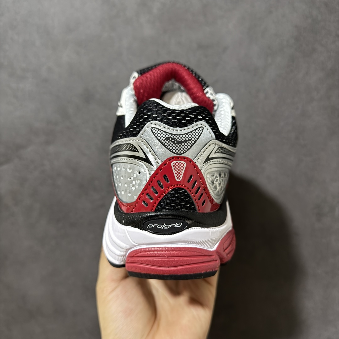 图片[4]-【公司级】SauconyPROGRID OMNI 9👟 索康尼的「Omni全擎」系列复古休闲减震跑步鞋情侣舒适怀旧厚底增高老爹运动鞋 这款鞋以其简约而不简单的设计，成为了复古风潮中的一抹亮色。鞋款采用网布、皮革以及大面积的TPU网纱材质，搭配热烈的颜色组合，非常适合秋冬季穿着。细节处的天蓝色点缀，为整鞋增添了一抹亮色。📏 鞋楦适中，适合大部分人的通勤穿搭。亲测尺码不偏，喜欢宽松脚感的建议选择大半码。🌈 这款复古风格的跑鞋，不仅传承了经典的稳定系跑鞋设计，还融入了现代时尚元素，无论是日常穿搭还是运动穿着，都是不错的选择。 货号：S70739-6 尺码： 40-45-选品中心