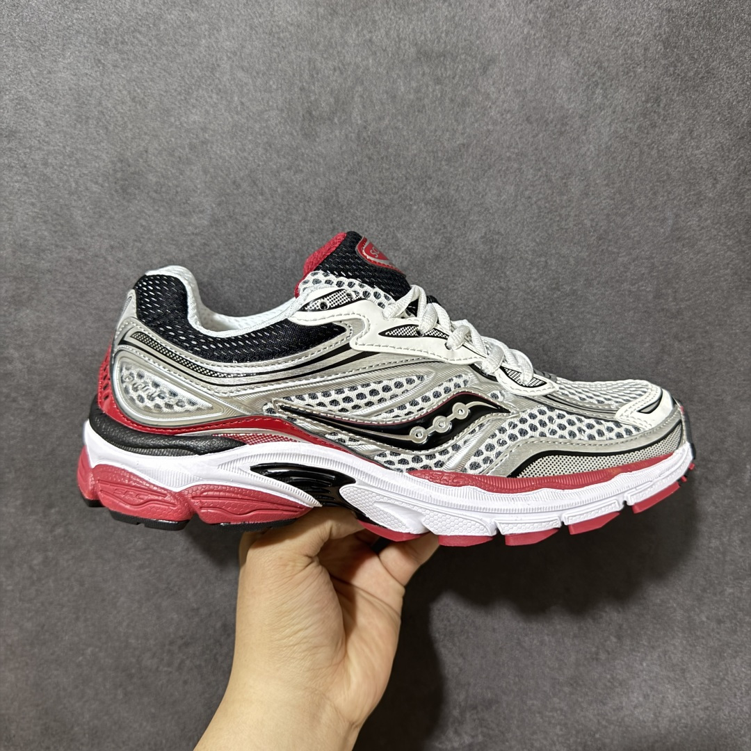 【公司级】SauconyPROGRID OMNI 9👟 索康尼的「Omni全擎」系列复古休闲减震跑步鞋情侣舒适怀旧厚底增高老爹运动鞋 这款鞋以其简约而不简单的设计，成为了复古风潮中的一抹亮色。鞋款采用网布、皮革以及大面积的TPU网纱材质，搭配热烈的颜色组合，非常适合秋冬季穿着。细节处的天蓝色点缀，为整鞋增添了一抹亮色。📏 鞋楦适中，适合大部分人的通勤穿搭。亲测尺码不偏，喜欢宽松脚感的建议选择大半码。🌈 这款复古风格的跑鞋，不仅传承了经典的稳定系跑鞋设计，还融入了现代时尚元素，无论是日常穿搭还是运动穿着，都是不错的选择。 货号：S70739-6 尺码： 40-45-选品中心