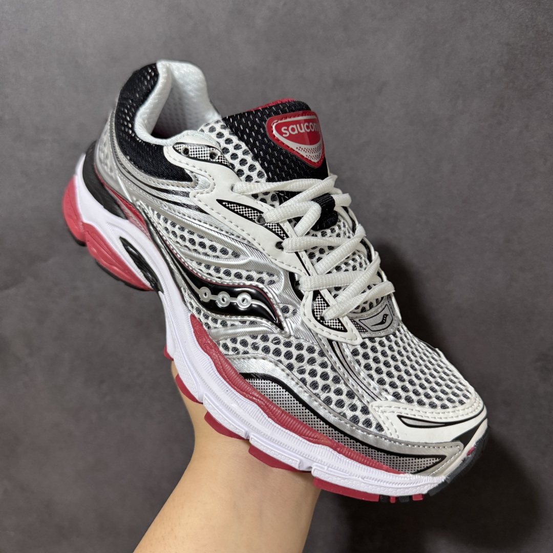 图片[3]-【公司级】SauconyPROGRID OMNI 9👟 索康尼的「Omni全擎」系列复古休闲减震跑步鞋情侣舒适怀旧厚底增高老爹运动鞋 这款鞋以其简约而不简单的设计，成为了复古风潮中的一抹亮色。鞋款采用网布、皮革以及大面积的TPU网纱材质，搭配热烈的颜色组合，非常适合秋冬季穿着。细节处的天蓝色点缀，为整鞋增添了一抹亮色。📏 鞋楦适中，适合大部分人的通勤穿搭。亲测尺码不偏，喜欢宽松脚感的建议选择大半码。🌈 这款复古风格的跑鞋，不仅传承了经典的稳定系跑鞋设计，还融入了现代时尚元素，无论是日常穿搭还是运动穿着，都是不错的选择。 货号：S70739-6 尺码： 40-45-选品中心