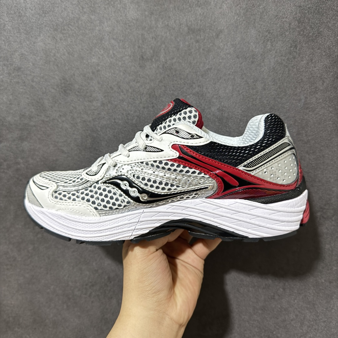 图片[2]-【公司级】SauconyPROGRID OMNI 9👟 索康尼的「Omni全擎」系列复古休闲减震跑步鞋情侣舒适怀旧厚底增高老爹运动鞋 这款鞋以其简约而不简单的设计，成为了复古风潮中的一抹亮色。鞋款采用网布、皮革以及大面积的TPU网纱材质，搭配热烈的颜色组合，非常适合秋冬季穿着。细节处的天蓝色点缀，为整鞋增添了一抹亮色。📏 鞋楦适中，适合大部分人的通勤穿搭。亲测尺码不偏，喜欢宽松脚感的建议选择大半码。🌈 这款复古风格的跑鞋，不仅传承了经典的稳定系跑鞋设计，还融入了现代时尚元素，无论是日常穿搭还是运动穿着，都是不错的选择。 货号：S70739-6 尺码： 40-45-选品中心