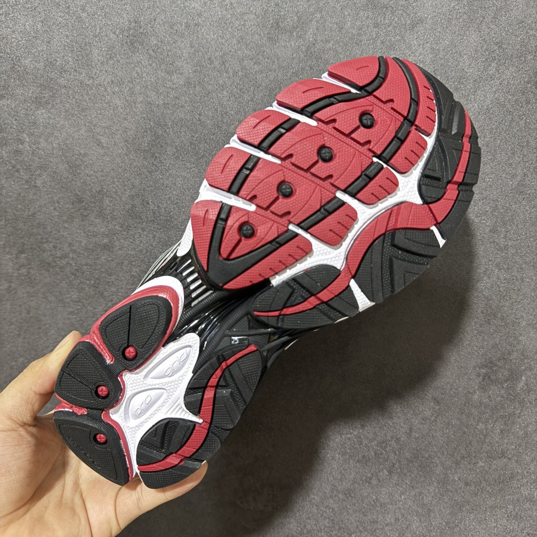 图片[9]-【公司级】SauconyPROGRID OMNI 9👟 索康尼的「Omni全擎」系列复古休闲减震跑步鞋情侣舒适怀旧厚底增高老爹运动鞋 这款鞋以其简约而不简单的设计，成为了复古风潮中的一抹亮色。鞋款采用网布、皮革以及大面积的TPU网纱材质，搭配热烈的颜色组合，非常适合秋冬季穿着。细节处的天蓝色点缀，为整鞋增添了一抹亮色。📏 鞋楦适中，适合大部分人的通勤穿搭。亲测尺码不偏，喜欢宽松脚感的建议选择大半码。🌈 这款复古风格的跑鞋，不仅传承了经典的稳定系跑鞋设计，还融入了现代时尚元素，无论是日常穿搭还是运动穿着，都是不错的选择。 货号：S70739-6 尺码： 40-45-选品中心
