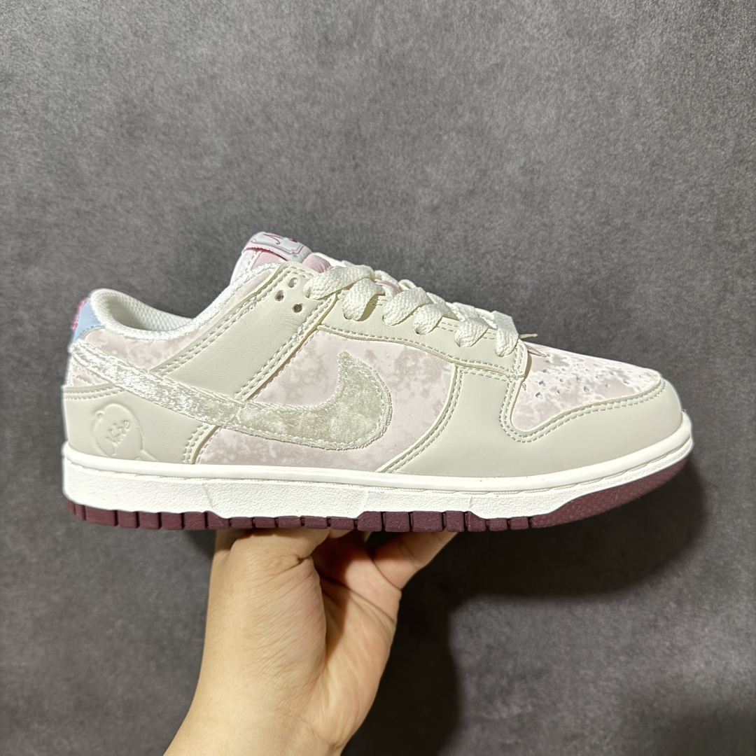 【公司级】甜妹本命SB Dunk Low直接封神！情人节限定-米白基底揉进樱花粉的温柔调调，酒红外底撞色瞬间拉满氛围感，爱心吊牌配“天若有情”刻字，把浪漫细节焊在鞋身～软质皮革贴脚不磨脚，低帮版型适配牛仔裤、百褶裙各种穿搭，踩上就是行走的甜酷氛围感神器，日常出街回头率直接拉满！ 货号：IQ1145-610 尺码：36 36.5 37.5 38 38.5 39 40 40.5 41 42 42.5 43 44 44.5 45-选品中心
