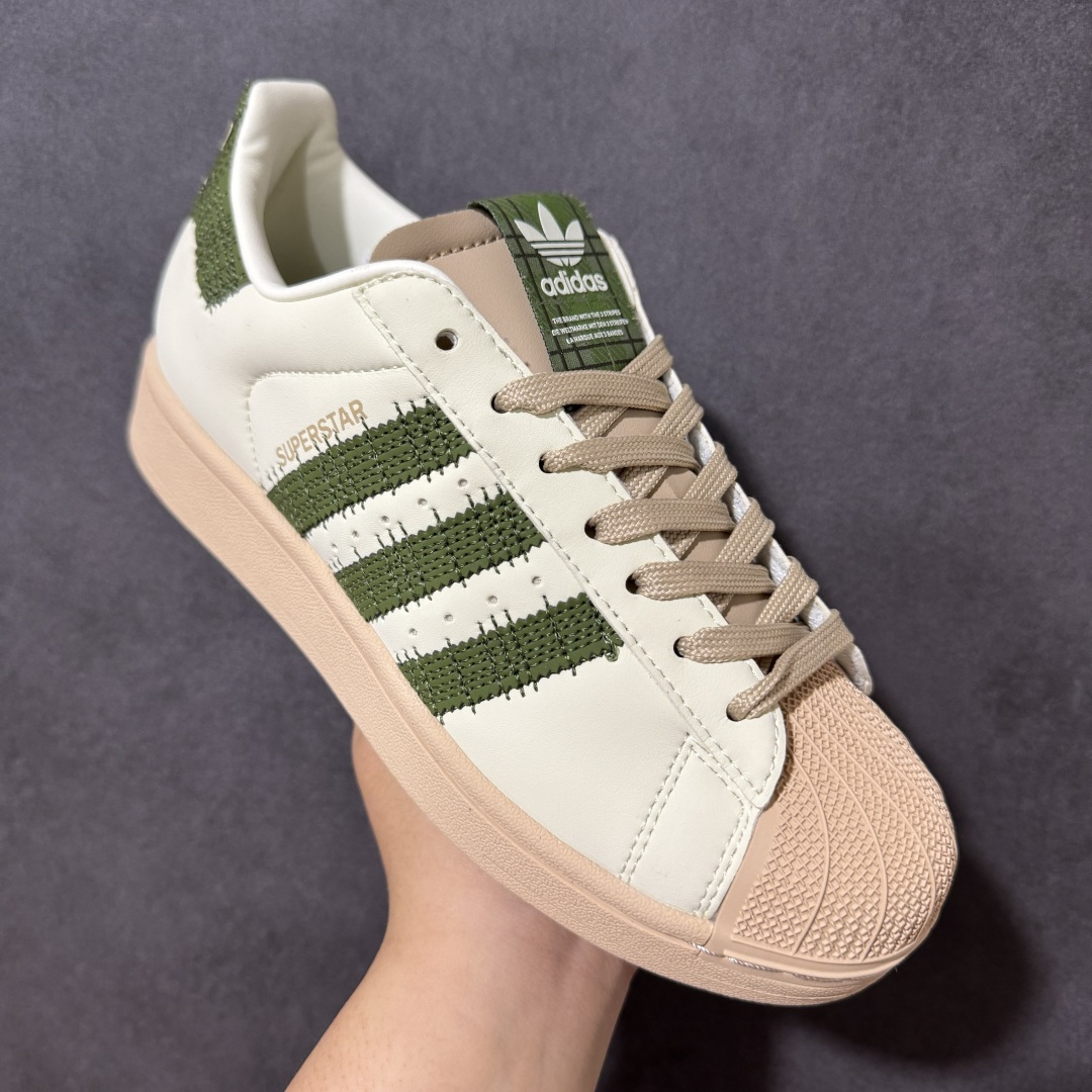 图片[3]-【公司级】adidas originals Superstar 2 AD Originals Superstar 经典复古贝壳头板鞋 KJ3967 诞生于1969年 是第一双将全皮面鞋 身与橡胶鞋头结合在一起的低帮篮球鞋 Superstar最开始 是作为高帮篮球鞋Pro Model的低帮版本而出现的 但因为其独特和醒目的橡胶鞋头造型而让大家熟知 被大家形象地称为\”shelltoe\”贝壳头 在70年代的美国职业篮球场上 接近3/4的NBA球员都将这双Superstar作为场上用鞋 80年代之后 经过不断的改良和发展 Superstar逐渐成为横跨时装、音乐、街头文化、休闲和运动等各大领域的时尚潮鞋 尺码：35 36 36.5 37 38 38.5 39 40 40.5 41 42 42.5 43 44 45-选品中心