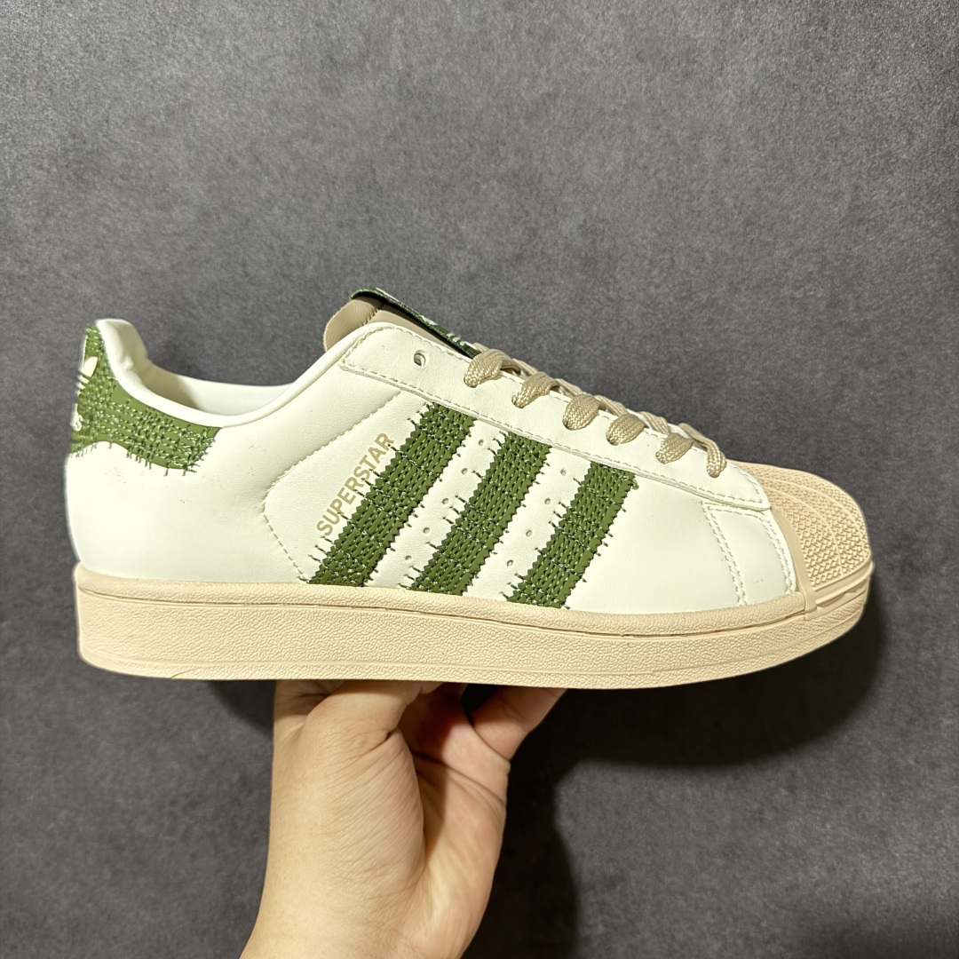 【公司级】adidas originals Superstar 2 AD Originals Superstar 经典复古贝壳头板鞋 KJ3967 诞生于1969年 是第一双将全皮面鞋 身与橡胶鞋头结合在一起的低帮篮球鞋 Superstar最开始 是作为高帮篮球鞋Pro Model的低帮版本而出现的 但因为其独特和醒目的橡胶鞋头造型而让大家熟知 被大家形象地称为\