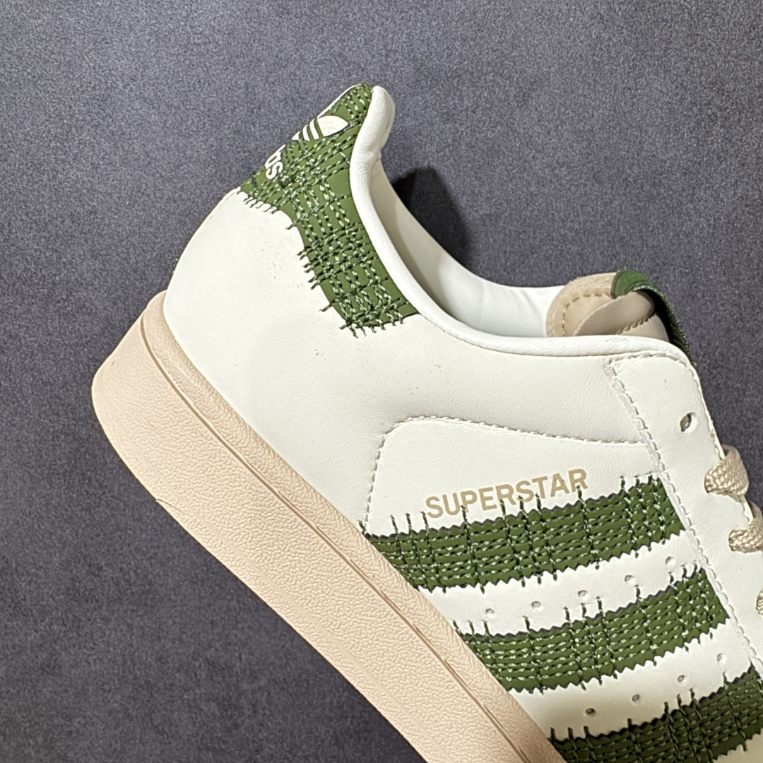 图片[8]-【公司级】adidas originals Superstar 2 AD Originals Superstar 经典复古贝壳头板鞋 KJ3967 诞生于1969年 是第一双将全皮面鞋 身与橡胶鞋头结合在一起的低帮篮球鞋 Superstar最开始 是作为高帮篮球鞋Pro Model的低帮版本而出现的 但因为其独特和醒目的橡胶鞋头造型而让大家熟知 被大家形象地称为\”shelltoe\”贝壳头 在70年代的美国职业篮球场上 接近3/4的NBA球员都将这双Superstar作为场上用鞋 80年代之后 经过不断的改良和发展 Superstar逐渐成为横跨时装、音乐、街头文化、休闲和运动等各大领域的时尚潮鞋 尺码：35 36 36.5 37 38 38.5 39 40 40.5 41 42 42.5 43 44 45-选品中心