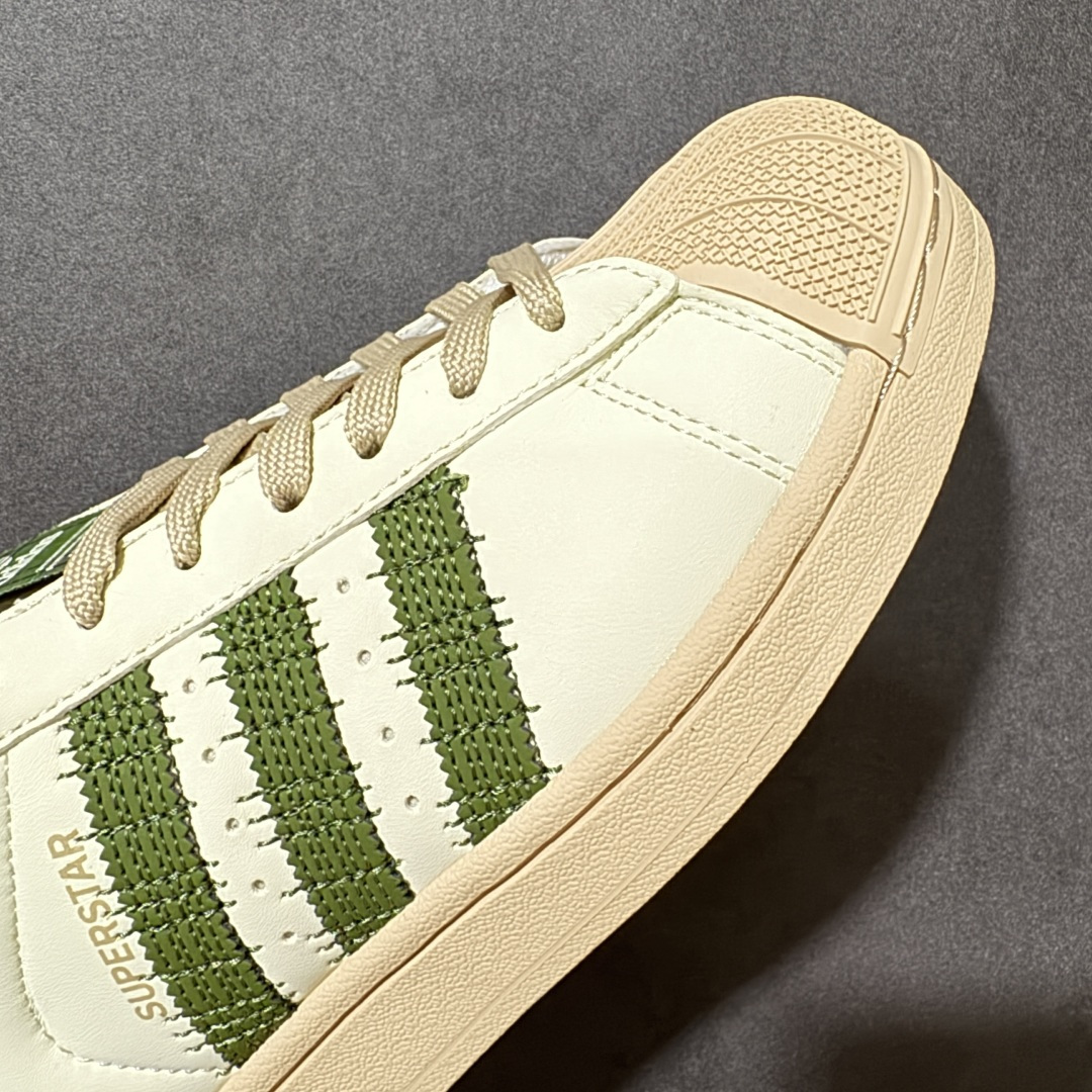图片[7]-【公司级】adidas originals Superstar 2 AD Originals Superstar 经典复古贝壳头板鞋 KJ3967 诞生于1969年 是第一双将全皮面鞋 身与橡胶鞋头结合在一起的低帮篮球鞋 Superstar最开始 是作为高帮篮球鞋Pro Model的低帮版本而出现的 但因为其独特和醒目的橡胶鞋头造型而让大家熟知 被大家形象地称为\”shelltoe\”贝壳头 在70年代的美国职业篮球场上 接近3/4的NBA球员都将这双Superstar作为场上用鞋 80年代之后 经过不断的改良和发展 Superstar逐渐成为横跨时装、音乐、街头文化、休闲和运动等各大领域的时尚潮鞋 尺码：35 36 36.5 37 38 38.5 39 40 40.5 41 42 42.5 43 44 45-选品中心