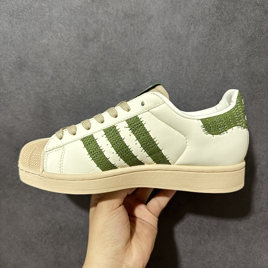 图片[2]-【公司级】adidas originals Superstar 2 AD Originals Superstar 经典复古贝壳头板鞋 KJ3967 诞生于1969年 是第一双将全皮面鞋 身与橡胶鞋头结合在一起的低帮篮球鞋 Superstar最开始 是作为高帮篮球鞋Pro Model的低帮版本而出现的 但因为其独特和醒目的橡胶鞋头造型而让大家熟知 被大家形象地称为\”shelltoe\”贝壳头 在70年代的美国职业篮球场上 接近3/4的NBA球员都将这双Superstar作为场上用鞋 80年代之后 经过不断的改良和发展 Superstar逐渐成为横跨时装、音乐、街头文化、休闲和运动等各大领域的时尚潮鞋 尺码：35 36 36.5 37 38 38.5 39 40 40.5 41 42 42.5 43 44 45-选品中心