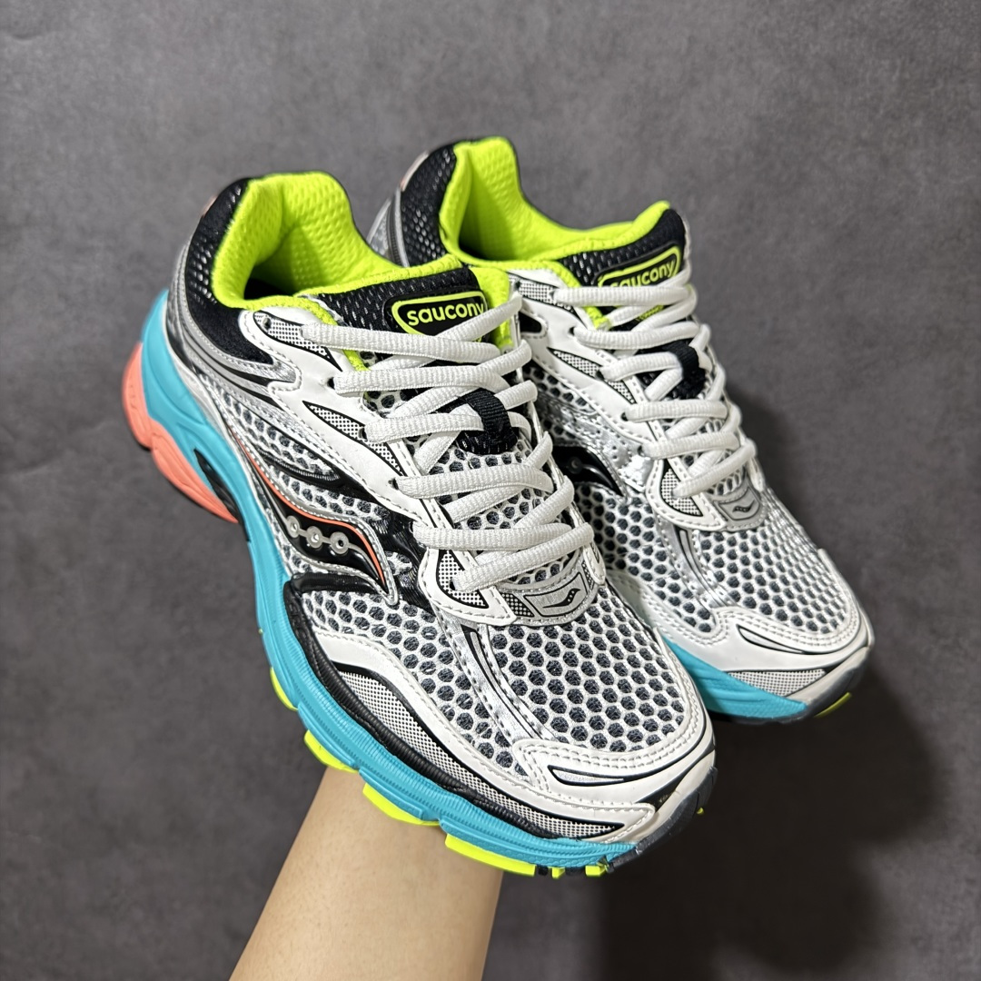 图片[2]-【公司级】SauconyPROGRID OMNI 9👟 索康尼的「Omni全擎」系列复古休闲减震跑步鞋情侣舒适怀旧厚底增高老爹运动鞋 这款鞋以其简约而不简单的设计，成为了复古风潮中的一抹亮色。鞋款采用网布、皮革以及大面积的TPU网纱材质，搭配热烈的颜色组合，非常适合秋冬季穿着。细节处的天蓝色点缀，为整鞋增添了一抹亮色。📏 鞋楦适中，适合大部分人的通勤穿搭。亲测尺码不偏，喜欢宽松脚感的建议选择大半码。🌈 这款复古风格的跑鞋，不仅传承了经典的稳定系跑鞋设计，还融入了现代时尚元素，无论是日常穿搭还是运动穿着，都是不错的选择。 货号：S70739 S70832 尺码： 40-45-选品中心