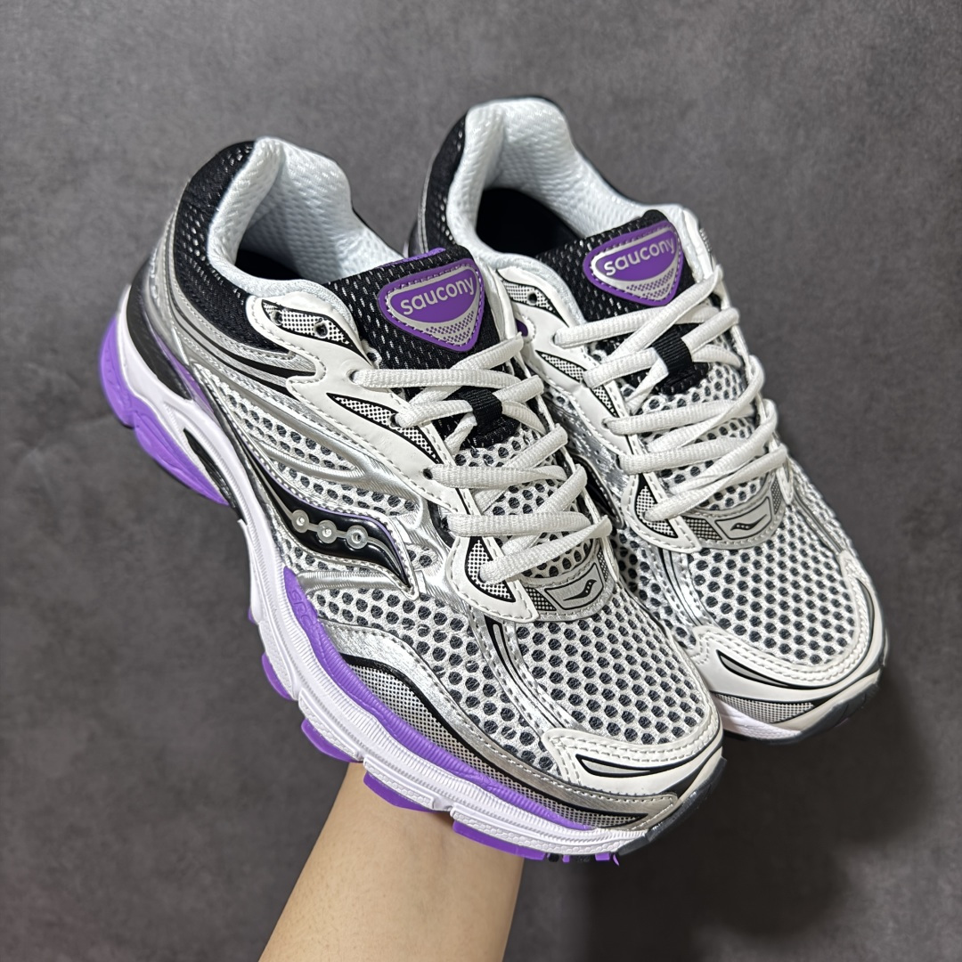 图片[7]-【公司级】SauconyPROGRID OMNI 9👟 索康尼的「Omni全擎」系列复古休闲减震跑步鞋情侣舒适怀旧厚底增高老爹运动鞋 这款鞋以其简约而不简单的设计，成为了复古风潮中的一抹亮色。鞋款采用网布、皮革以及大面积的TPU网纱材质，搭配热烈的颜色组合，非常适合秋冬季穿着。细节处的天蓝色点缀，为整鞋增添了一抹亮色。📏 鞋楦适中，适合大部分人的通勤穿搭。亲测尺码不偏，喜欢宽松脚感的建议选择大半码。🌈 这款复古风格的跑鞋，不仅传承了经典的稳定系跑鞋设计，还融入了现代时尚元素，无论是日常穿搭还是运动穿着，都是不错的选择。 货号：S70739 S70832 尺码： 40-45-选品中心