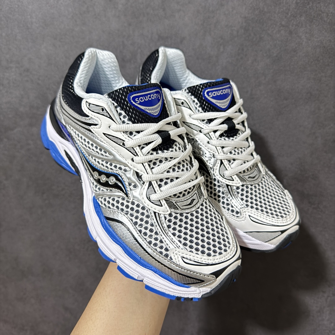图片[6]-【公司级】SauconyPROGRID OMNI 9👟 索康尼的「Omni全擎」系列复古休闲减震跑步鞋情侣舒适怀旧厚底增高老爹运动鞋 这款鞋以其简约而不简单的设计，成为了复古风潮中的一抹亮色。鞋款采用网布、皮革以及大面积的TPU网纱材质，搭配热烈的颜色组合，非常适合秋冬季穿着。细节处的天蓝色点缀，为整鞋增添了一抹亮色。📏 鞋楦适中，适合大部分人的通勤穿搭。亲测尺码不偏，喜欢宽松脚感的建议选择大半码。🌈 这款复古风格的跑鞋，不仅传承了经典的稳定系跑鞋设计，还融入了现代时尚元素，无论是日常穿搭还是运动穿着，都是不错的选择。 货号：S70739 S70832 尺码： 40-45-选品中心