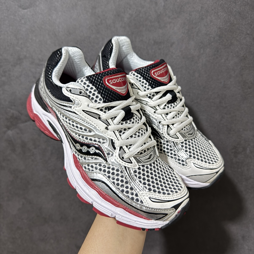 【公司级】SauconyPROGRID OMNI 9👟 索康尼的「Omni全擎」系列复古休闲减震跑步鞋情侣舒适怀旧厚底增高老爹运动鞋 这款鞋以其简约而不简单的设计，成为了复古风潮中的一抹亮色。鞋款采用网布、皮革以及大面积的TPU网纱材质，搭配热烈的颜色组合，非常适合秋冬季穿着。细节处的天蓝色点缀，为整鞋增添了一抹亮色。📏 鞋楦适中，适合大部分人的通勤穿搭。亲测尺码不偏，喜欢宽松脚感的建议选择大半码。🌈 这款复古风格的跑鞋，不仅传承了经典的稳定系跑鞋设计，还融入了现代时尚元素，无论是日常穿搭还是运动穿着，都是不错的选择。 货号：S70739 S70832 尺码： 40-45-选品中心