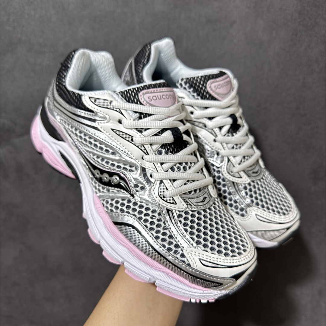 图片[4]-【公司级】SauconyPROGRID OMNI 9👟 索康尼的「Omni全擎」系列复古休闲减震跑步鞋情侣舒适怀旧厚底增高老爹运动鞋 这款鞋以其简约而不简单的设计，成为了复古风潮中的一抹亮色。鞋款采用网布、皮革以及大面积的TPU网纱材质，搭配热烈的颜色组合，非常适合秋冬季穿着。细节处的天蓝色点缀，为整鞋增添了一抹亮色。📏 鞋楦适中，适合大部分人的通勤穿搭。亲测尺码不偏，喜欢宽松脚感的建议选择大半码。🌈 这款复古风格的跑鞋，不仅传承了经典的稳定系跑鞋设计，还融入了现代时尚元素，无论是日常穿搭还是运动穿着，都是不错的选择。 货号：S70739 S70832 尺码： 40-45-选品中心