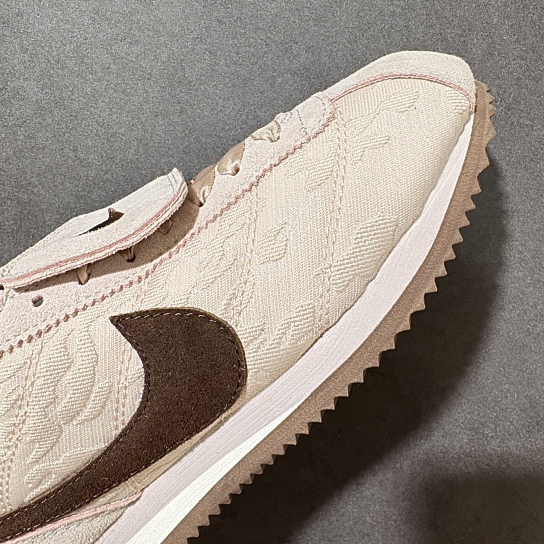Nk Classic Cortez 经典阿甘休闲跑步鞋纯粹而执着的精神，使得Cortez种在了一代人的心