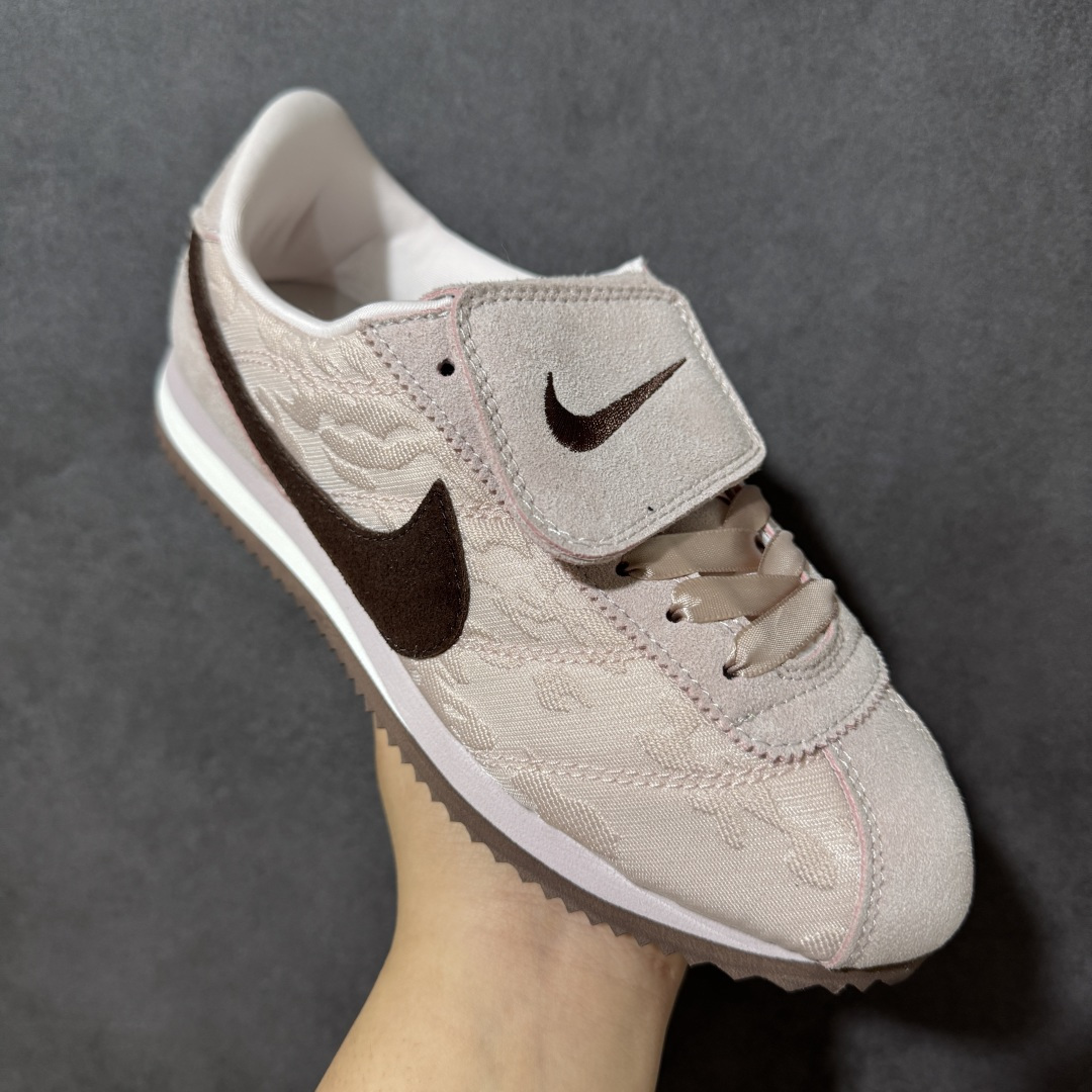 Nk Classic Cortez 经典阿甘休闲跑步鞋纯粹而执着的精神，使得Cortez种在了一代人的心