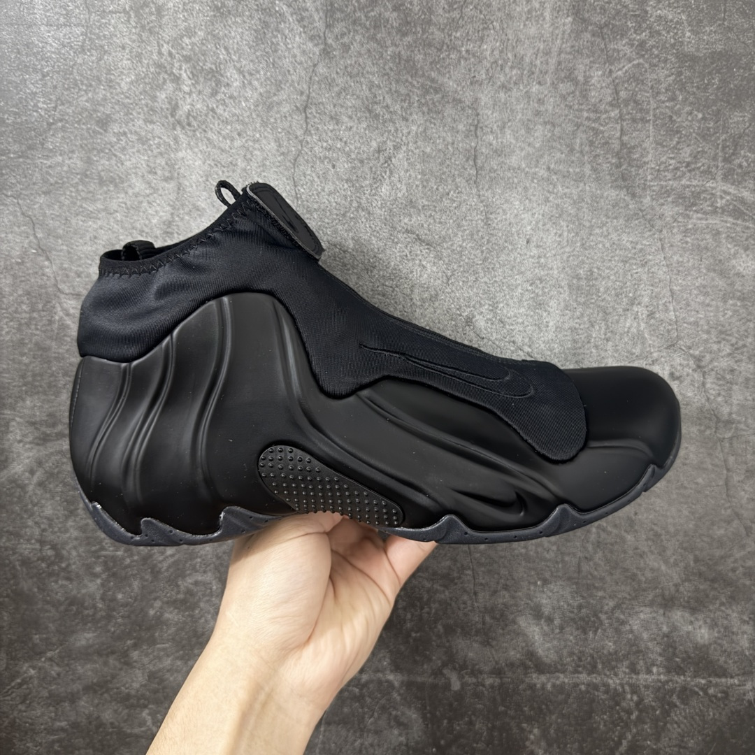 【莞顶纯原】Nike Air Flightposite One 飞行风一代系列中帮休闲运动文化篮球鞋“碳板黑风”碳板风一复刻版 风衣 FV5582-001 采用一次成型聚氨酯铸模脚型内膜鞋面材质 鞋垫嵌入前后掌ZOOM回弹缓震气垫 超大TPU模块组合耐磨橡胶大底❗️ 经典的全黑配色 Nike Air Flightposite 2014 “Carbon Fiber” 又将我们带回到那个难忘的年代。低调而奢华感十足的碳纤维纹路鞋面，经典的拉链式设计，在十多年后的今天，这款碳板风仍然颇具魅力，诸多细节值得细细品味。 尺码：40-46-选品中心