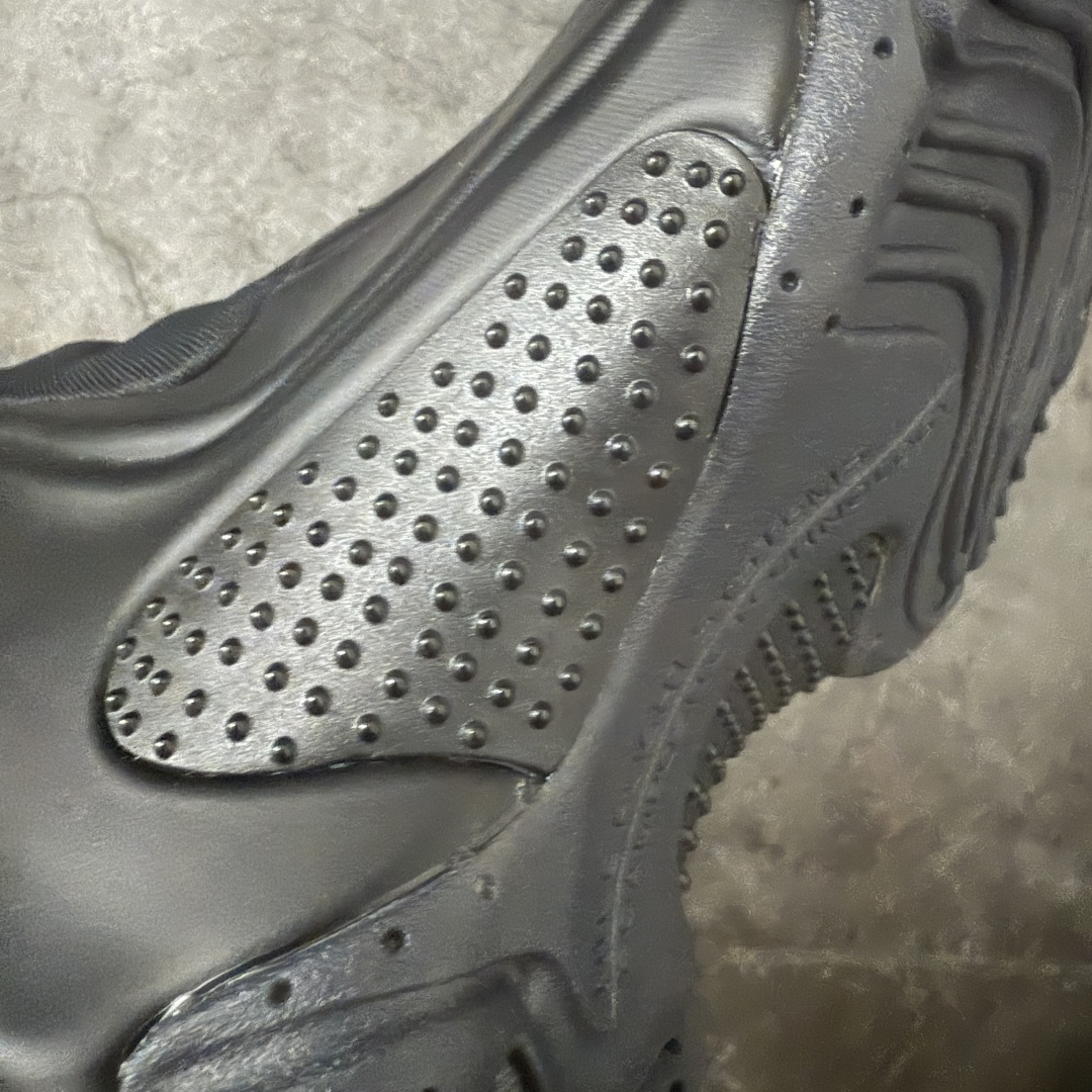 图片[11]-【莞顶纯原】Nike Air Flightposite One 飞行风一代系列中帮休闲运动文化篮球鞋“碳板黑风”碳板风一复刻版 风衣 FV5582-001 采用一次成型聚氨酯铸模脚型内膜鞋面材质 鞋垫嵌入前后掌ZOOM回弹缓震气垫 超大TPU模块组合耐磨橡胶大底❗️ 经典的全黑配色 Nike Air Flightposite 2014 “Carbon Fiber” 又将我们带回到那个难忘的年代。低调而奢华感十足的碳纤维纹路鞋面，经典的拉链式设计，在十多年后的今天，这款碳板风仍然颇具魅力，诸多细节值得细细品味。 尺码：40-46-选品中心