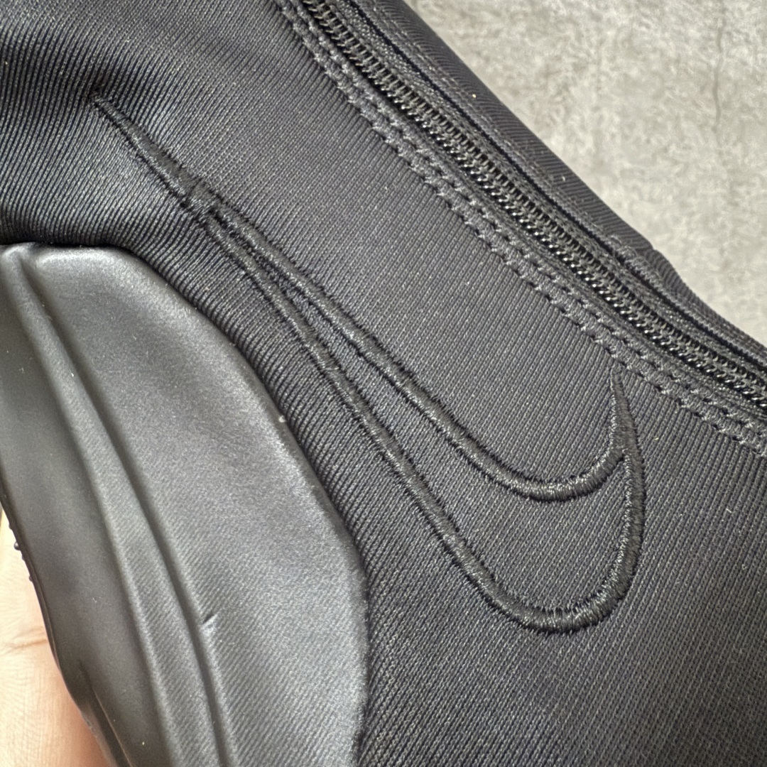 图片[12]-【莞顶纯原】Nike Air Flightposite One 飞行风一代系列中帮休闲运动文化篮球鞋“碳板黑风”碳板风一复刻版 风衣 FV5582-001 采用一次成型聚氨酯铸模脚型内膜鞋面材质 鞋垫嵌入前后掌ZOOM回弹缓震气垫 超大TPU模块组合耐磨橡胶大底❗️ 经典的全黑配色 Nike Air Flightposite 2014 “Carbon Fiber” 又将我们带回到那个难忘的年代。低调而奢华感十足的碳纤维纹路鞋面，经典的拉链式设计，在十多年后的今天，这款碳板风仍然颇具魅力，诸多细节值得细细品味。 尺码：40-46-选品中心
