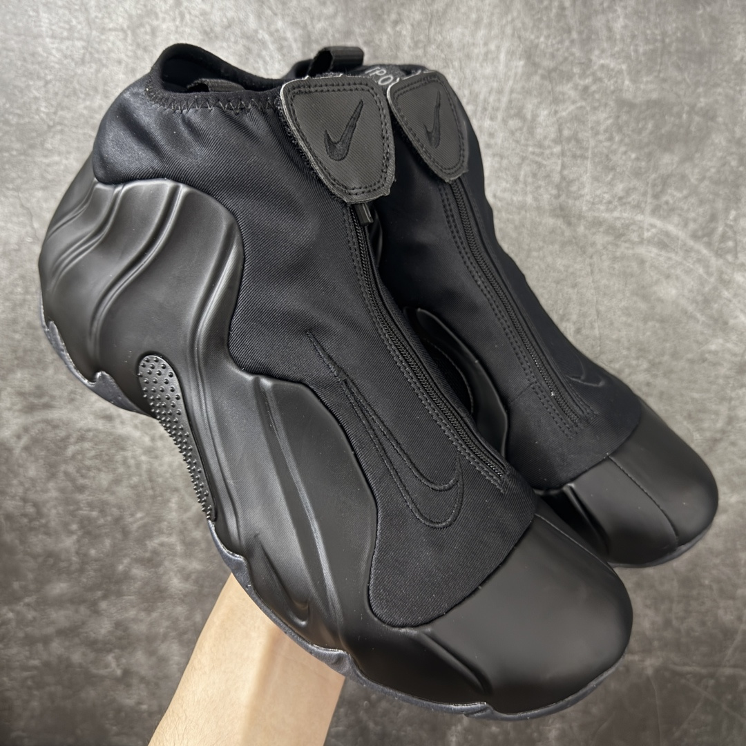 【莞顶纯原】Nike Air Flightposite One 飞行风一代系列中帮休闲运动文化篮球鞋“碳板黑风”碳板风一复刻版 风衣 FV5582-001 采用一次成型聚氨酯铸模脚型内膜鞋面材质 鞋垫嵌入前后掌ZOOM回弹缓震气垫 超大TPU模块组合耐磨橡胶大底❗️ 经典的全黑配色 Nike Air Flightposite 2014 “Carbon Fiber” 又将我们带回到那个难忘的年代。低调而奢华感十足的碳纤维纹路鞋面，经典的拉链式设计，在十多年后的今天，这款碳板风仍然颇具魅力，诸多细节值得细细品味。 尺码：40-46-选品中心
