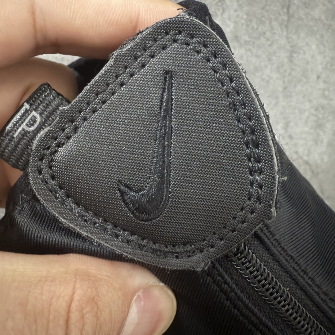 图片[5]-【莞顶纯原】Nike Air Flightposite One 飞行风一代系列中帮休闲运动文化篮球鞋“碳板黑风”碳板风一复刻版 风衣 FV5582-001 采用一次成型聚氨酯铸模脚型内膜鞋面材质 鞋垫嵌入前后掌ZOOM回弹缓震气垫 超大TPU模块组合耐磨橡胶大底❗️ 经典的全黑配色 Nike Air Flightposite 2014 “Carbon Fiber” 又将我们带回到那个难忘的年代。低调而奢华感十足的碳纤维纹路鞋面，经典的拉链式设计，在十多年后的今天，这款碳板风仍然颇具魅力，诸多细节值得细细品味。 尺码：40-46-选品中心