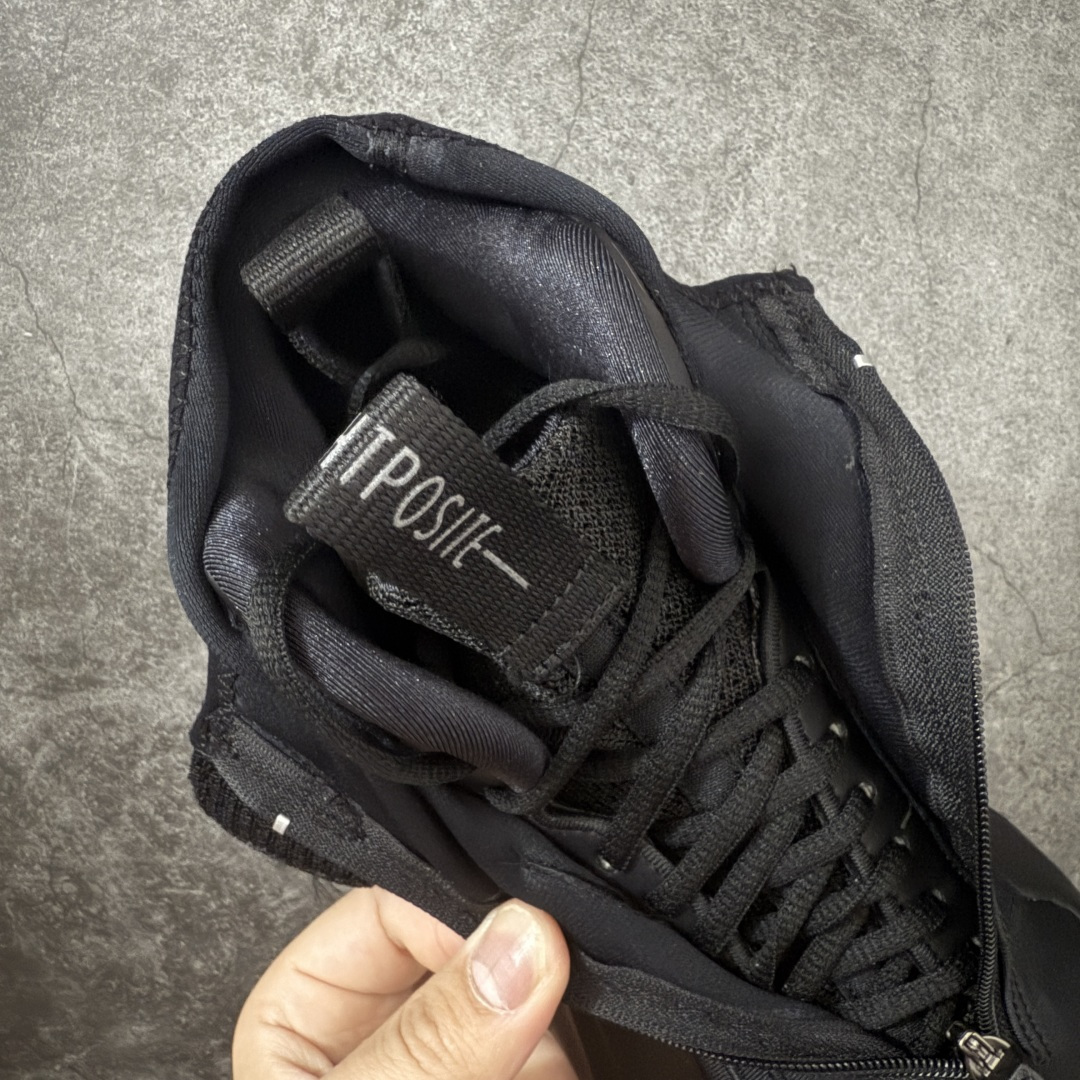 图片[7]-【莞顶纯原】Nike Air Flightposite One 飞行风一代系列中帮休闲运动文化篮球鞋“碳板黑风”碳板风一复刻版 风衣 FV5582-001 采用一次成型聚氨酯铸模脚型内膜鞋面材质 鞋垫嵌入前后掌ZOOM回弹缓震气垫 超大TPU模块组合耐磨橡胶大底❗️ 经典的全黑配色 Nike Air Flightposite 2014 “Carbon Fiber” 又将我们带回到那个难忘的年代。低调而奢华感十足的碳纤维纹路鞋面，经典的拉链式设计，在十多年后的今天，这款碳板风仍然颇具魅力，诸多细节值得细细品味。 尺码：40-46-选品中心